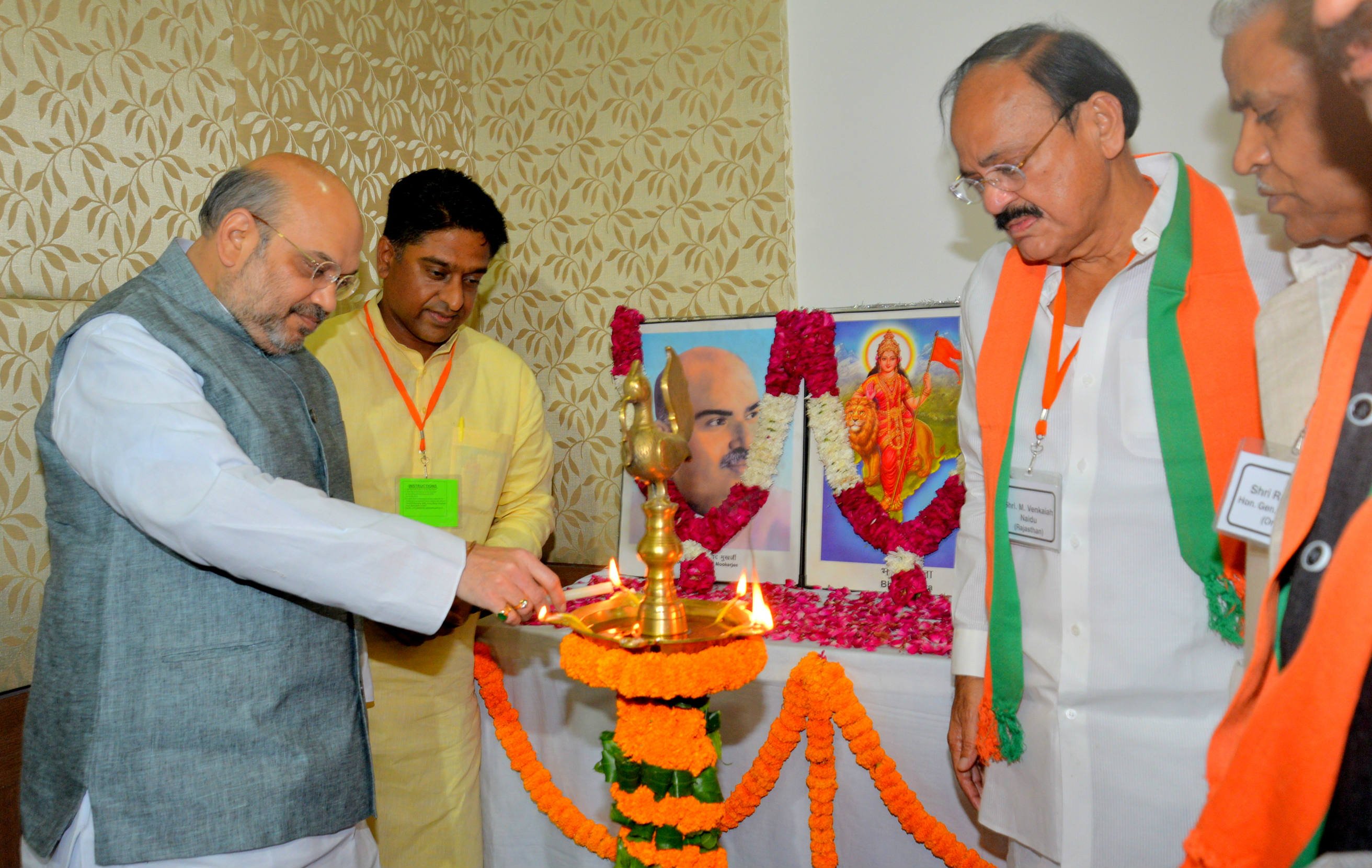 à¤­à¤¾à¤°à¤¤à¥€à¤¯ à¤œà¤¨à¤¤à¤¾ à¤ªà¤¾à¤°à¥à¤Ÿà¥€ à¤•à¥‡ à¤°à¤¾à¤·à¥à¤Ÿà¥à¤°à¥€à¤¯ à¤…à¤§à¥à¤¯à¤•à¥à¤· à¤¶à¥à¤°à¥€ à¤…à¤®à¤¿à¤¤ à¤¶à¤¾à¤¹ à¤¦à¥à¤µà¤¾à¤°à¤¾ à¤­à¤¾à¤œà¤ªà¤¾ à¤•à¥‡ à¤°à¤¾à¤œà¥à¤¯ à¤¸à¤­à¤¾ à¤¸à¤¾à¤‚à¤¸à¤¦à¥‹à¤‚ à¤•à¥€ à¤¬à¥ˆà¤ à¤• à¤®à¥‡à¤‚ à¤¦à¤¿à¤ à¤—à¤ à¤‰à¤¦à¥à¤¬à¥‹à¤§à¤¨ à¤•à¥‡ à¤®à¥à¤–à¥à¤¯ à¤¬à¤¿à¤‚à¤¦à¥