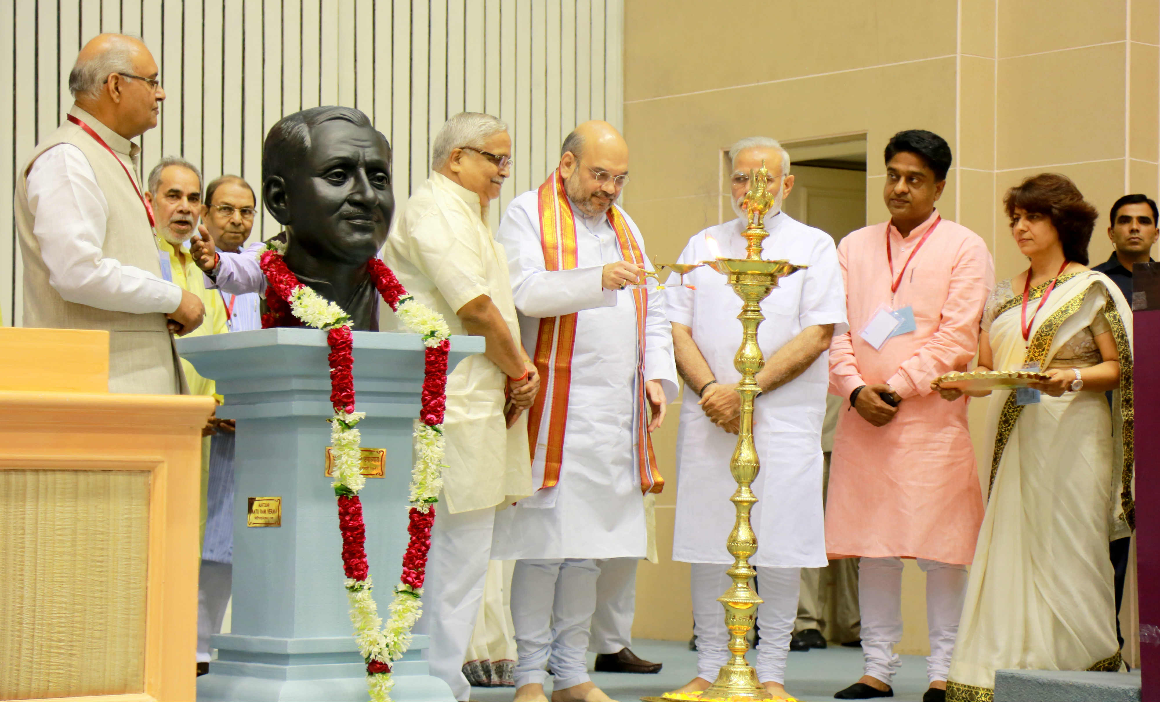 à¤­à¤¾à¤°à¤¤à¥€à¤¯ à¤œà¤¨à¤¤à¤¾ à¤ªà¤¾à¤°à¥à¤Ÿà¥€ à¤•à¥‡ à¤°à¤¾à¤·à¥à¤Ÿà¥à¤°à¥€à¤¯ à¤…à¤§à¥à¤¯à¤•à¥à¤· à¤¶à¥à¤°à¥€ à¤…à¤®à¤¿à¤¤ à¤¶à¤¾à¤¹ à¤¦à¥à¤µà¤¾à¤°à¤¾ à¤µà¤¿à¤œà¥à¤žà¤¾à¤¨ à¤­à¤µà¤¨, à¤¨à¤ˆ à¤¦à¤¿à¤²à¥à¤²à¥€ à¤®à¥‡à¤‚ à¤†à¤¯à¥‹à¤œà¤¿à¤¤ 'à¤ªà¤‚à¤¡à¤¿à¤¤ à¤¦à¥€à¤¨ à¤¦à¤¯à¤¾à¤² à¤¸à¤®à¥à¤ªà¥‚à¤°à¥à¤£ à¤µà¤¾à¤‚à¤™à¤®à¤¯' à¤•à¥‡ à¤²à¥‹à¤•à¤¾à¤°à¥à¤ªà¤£ à¤…à¤µà¤¸à¤° à¤ªà¤° à¤¦à¤¿à¤ à¤—à¤ à¤‰à¤¦à¥à¤¬à¥‹à¤§à¤¨ à¤•à¥‡ à¤®à¥à¤–à¥à¤¯ à¤¬à¤¿à¤‚à¤¦à¥