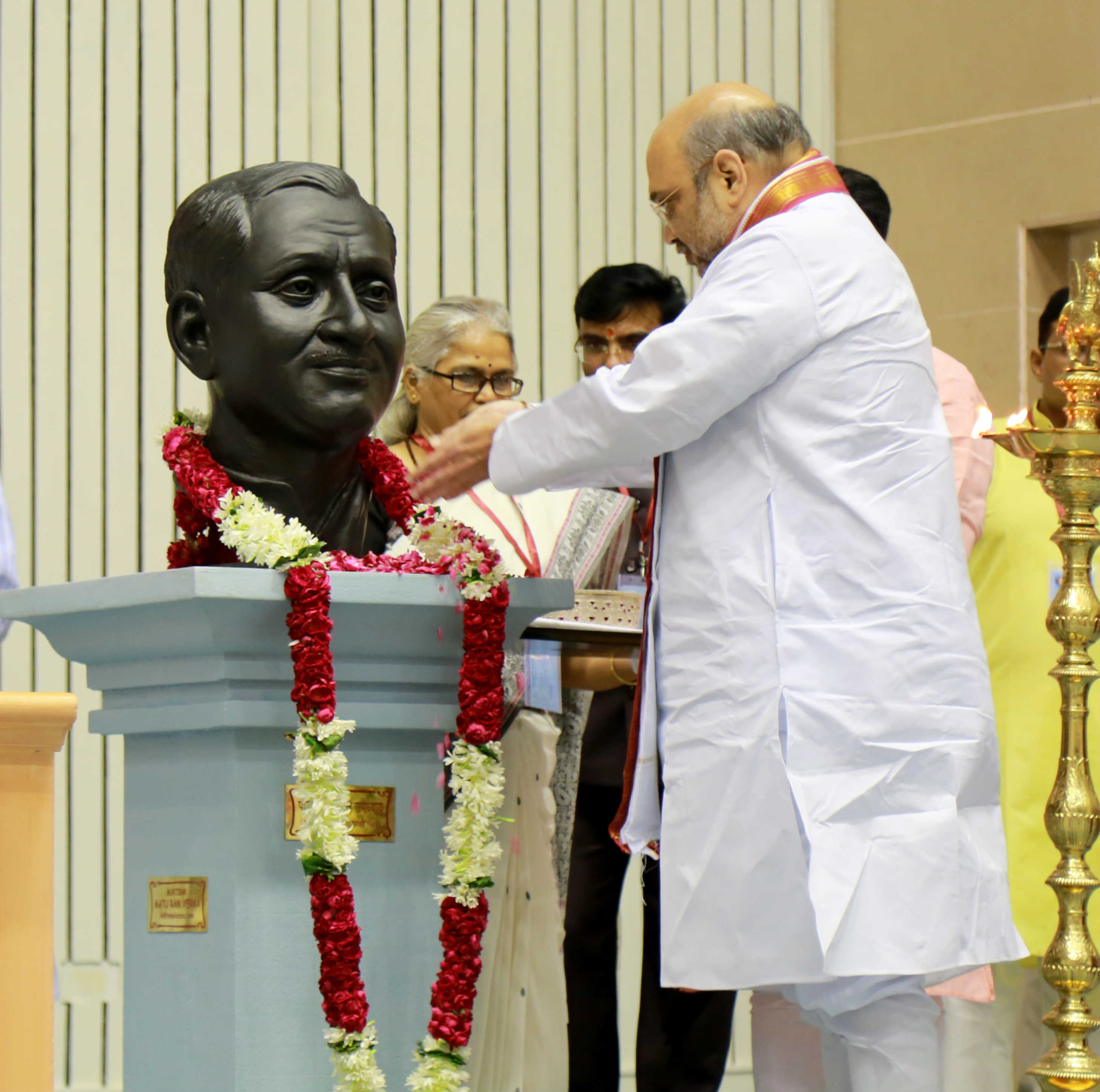 à¤­à¤¾à¤°à¤¤à¥€à¤¯ à¤œà¤¨à¤¤à¤¾ à¤ªà¤¾à¤°à¥à¤Ÿà¥€ à¤•à¥‡ à¤°à¤¾à¤·à¥à¤Ÿà¥à¤°à¥€à¤¯ à¤…à¤§à¥à¤¯à¤•à¥à¤· à¤¶à¥à¤°à¥€ à¤…à¤®à¤¿à¤¤ à¤¶à¤¾à¤¹ à¤¦à¥à¤µà¤¾à¤°à¤¾ à¤µà¤¿à¤œà¥à¤žà¤¾à¤¨ à¤­à¤µà¤¨, à¤¨à¤ˆ à¤¦à¤¿à¤²à¥à¤²à¥€ à¤®à¥‡à¤‚ à¤†à¤¯à¥‹à¤œà¤¿à¤¤ 'à¤ªà¤‚à¤¡à¤¿à¤¤ à¤¦à¥€à¤¨ à¤¦à¤¯à¤¾à¤² à¤¸à¤®à¥à¤ªà¥‚à¤°à¥à¤£ à¤µà¤¾à¤‚à¤™à¤®à¤¯' à¤•à¥‡ à¤²à¥‹à¤•à¤¾à¤°à¥à¤ªà¤£ à¤…à¤µà¤¸à¤° à¤ªà¤° à¤¦à¤¿à¤ à¤—à¤ à¤‰à¤¦à¥à¤¬à¥‹à¤§à¤¨ à¤•à¥‡ à¤®à¥à¤–à¥à¤¯ à¤¬à¤¿à¤‚à¤¦à¥