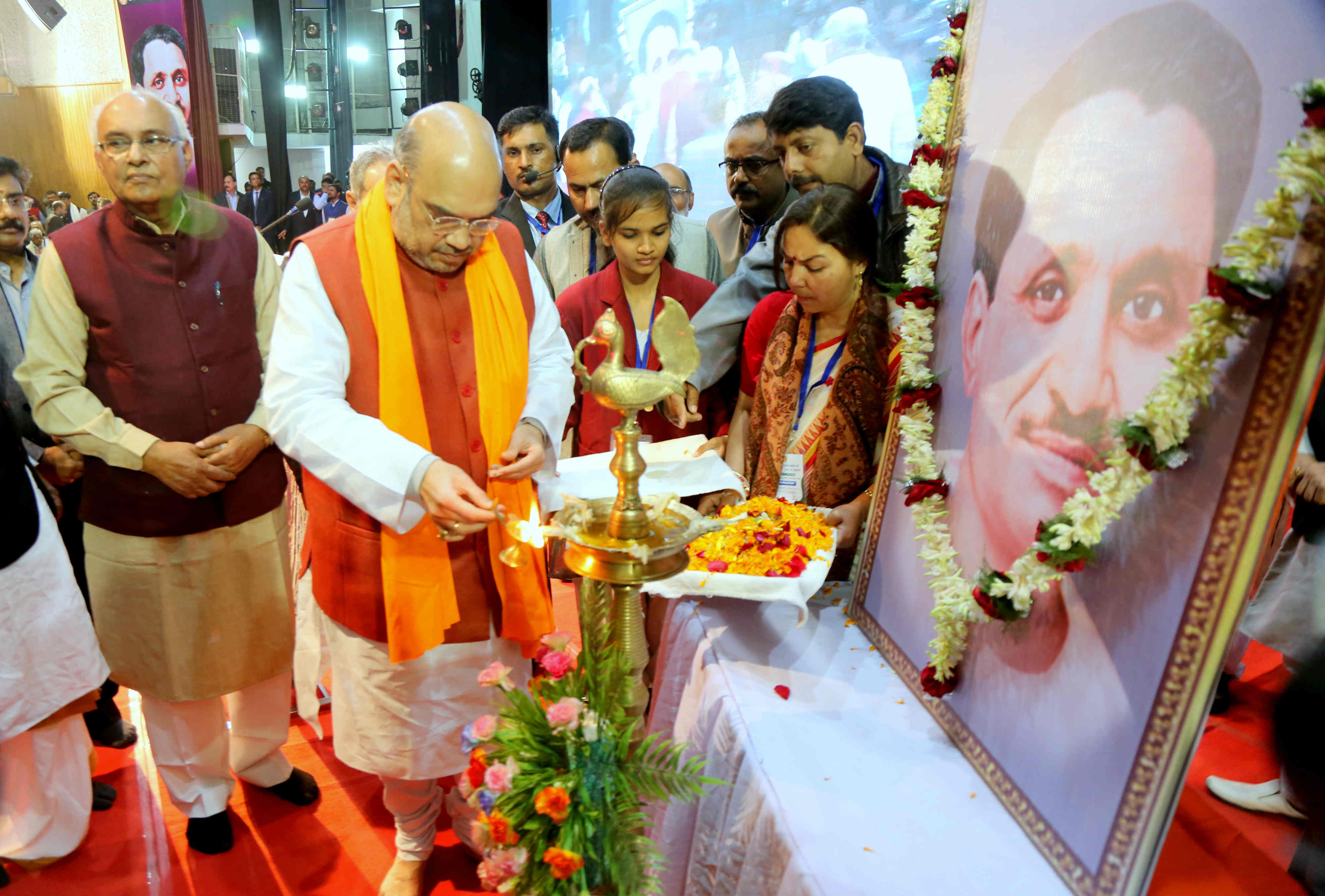 à¤­à¤¾à¤°à¤¤à¥€à¤¯ à¤œà¤¨à¤¤à¤¾ à¤ªà¤¾à¤°à¥à¤Ÿà¥€ à¤•à¥‡ à¤°à¤¾à¤·à¥à¤Ÿà¥à¤°à¥€à¤¯ à¤…à¤§à¥à¤¯à¤•à¥à¤· à¤¶à¥à¤°à¥€ à¤…à¤®à¤¿à¤¤ à¤¶à¤¾à¤¹ à¤¦à¥à¤µà¤¾à¤°à¤¾ à¤ªà¤Ÿà¤¨à¤¾ (à¤¬à¤¿à¤¹à¤¾à¤°) à¤®à¥‡à¤‚ à¤†à¤¯à¥‹à¤œà¤¿à¤¤ à¤ªà¤‚à¤¡à¤¿à¤¤ à¤¦à¥€à¤¨ à¤¦à¤¯à¤¾à¤² à¤‰à¤ªà¤¾à¤§à¥à¤¯à¤¾à¤¯ à¤¸à¤‚à¤ªà¥‚à¤°à¥à¤£ à¤µà¤¾à¤™à¥à¤®à¤¯ à¤•à¥‡ à¤µà¤¿à¤®à¥‹à¤šà¤¨ à¤•à¥‡ à¤…à¤µà¤¸à¤° à¤ªà¤° à¤¦à¤¿à¤ à¤—à¤ à¤‰à¤¦à¥à¤¬à¥‹à¤§à¤¨ à¤•à¥‡ à¤®à¥à¤–à¥à¤¯ à¤¬à¤¿à¤‚à¤¦à¥