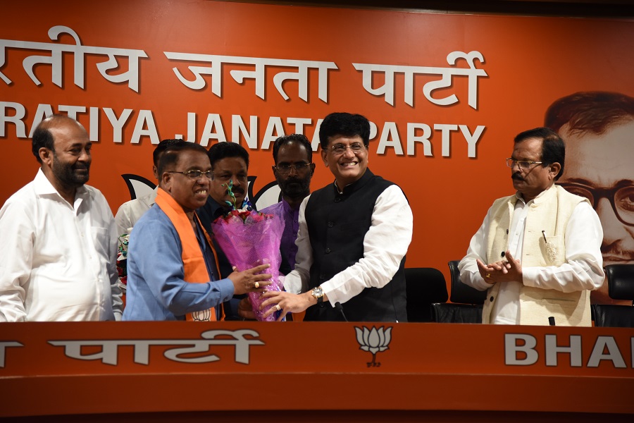 photographs__senior_congress_leaders_of_goa_shri_subhash_shirodkar_and_shri_dayanand_sopte_joining_bjp_in_the_presence_of_senior_bjp_leader_and_union_minister_shri_piyush_goyal_at_bjp_hq_6a_deendayal_upadhyay_marg_new_delhi_1_20181