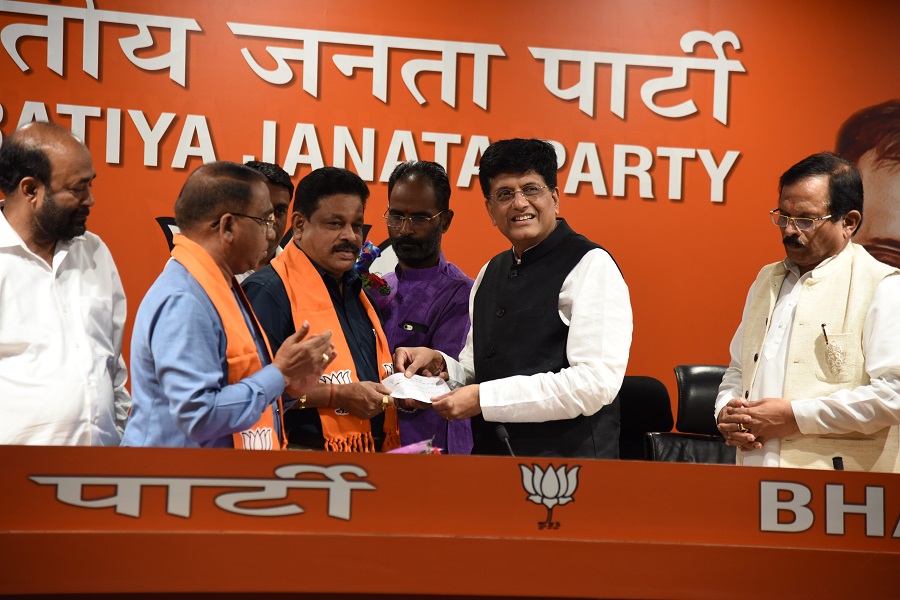 photographs__senior_congress_leaders_of_goa_shri_subhash_shirodkar_and_shri_dayanand_sopte_joining_bjp_in_the_presence_of_senior_bjp_leader_and_union_minister_shri_piyush_goyal_at_bjp_hq_6a_deendayal_upadhyay_marg_new_delhi_2_20181