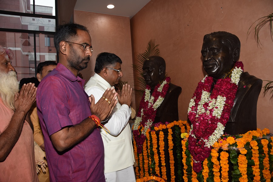 photographs__honble_union_minister_shri_ravi_shankar_prasad_and_other_bjp_senior_leaders_paying_floral_tribute_to_pt_deendayal_upadhyay_on_his_birth_anniversary_at_bjp_hq_6a_deendayal_upadhyay_marg_new_delhi_2_20180925_1723751884