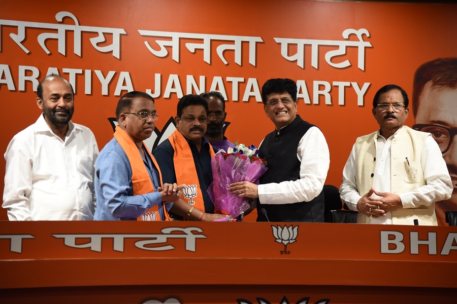 photographs__senior_congress_leaders_of_goa_shri_subhash_shirodkar_and_shri_dayanand_sopte_joining_bjp_in_the_presence_of_senior_bjp_leader_and_union_minister_shri_piyush_goyal_at_bjp_hq_6a_deendayal_upadhyay_marg_new_delhi_3_20181