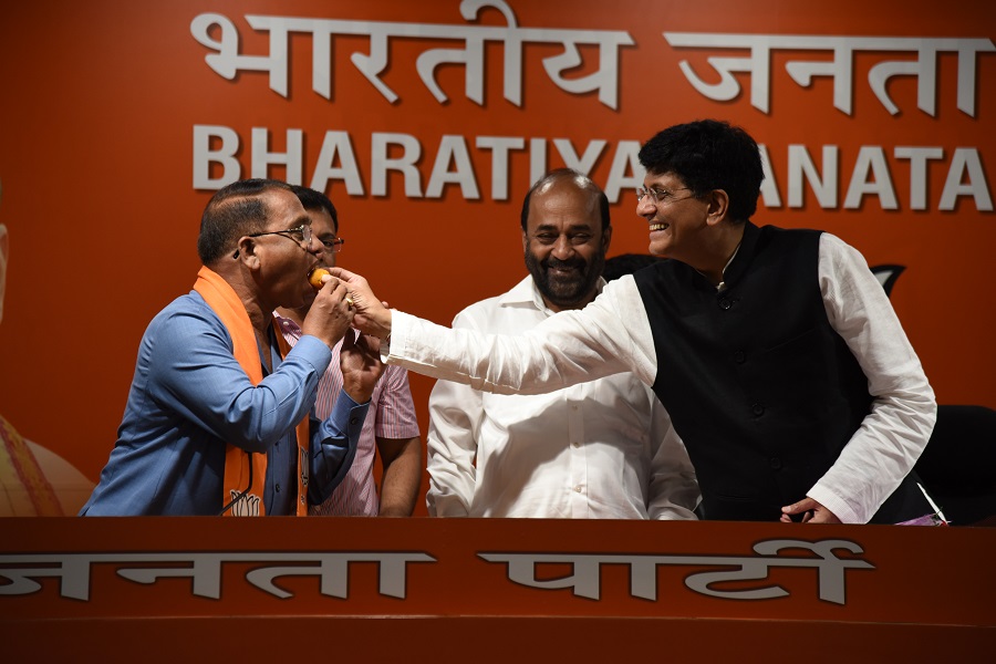 photographs__senior_congress_leaders_of_goa_shri_subhash_shirodkar_and_shri_dayanand_sopte_joining_bjp_in_the_presence_of_senior_bjp_leader_and_union_minister_shri_piyush_goyal_at_bjp_hq_6a_deendayal_upadhyay_marg_new_delhi_5_20181