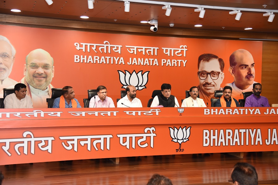 photographs__senior_congress_leaders_of_goa_shri_subhash_shirodkar_and_shri_dayanand_sopte_joining_bjp_in_the_presence_of_senior_bjp_leader_and_union_minister_shri_piyush_goyal_at_bjp_hq_6a_deendayal_upadhyay_marg_new_delhi_7_20181