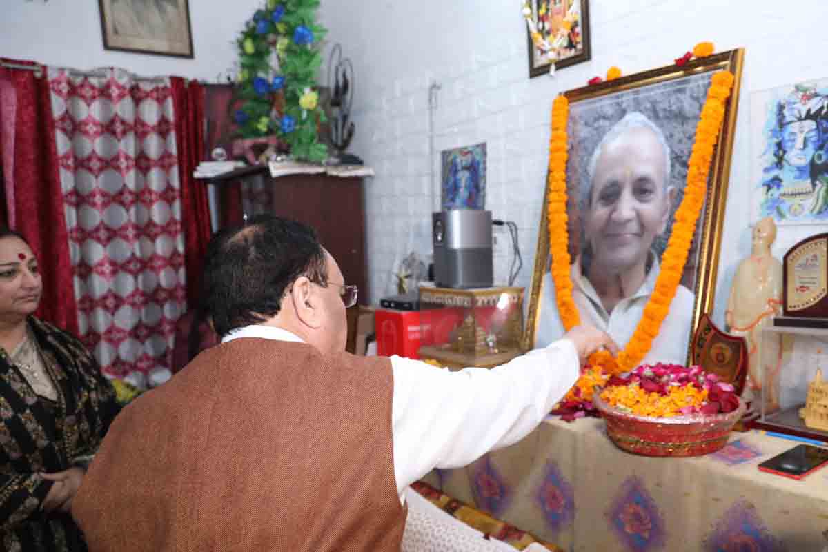 Hon'ble BJP National President Shri J.P. Nadda paid floral tributes to senior RSS volunteer, democracy fighter and Senior BJP leader Ex MP (Rajya Sabha) Late Gopal Vyas & met his family at his residence in Raipur (Chhattisgarh)