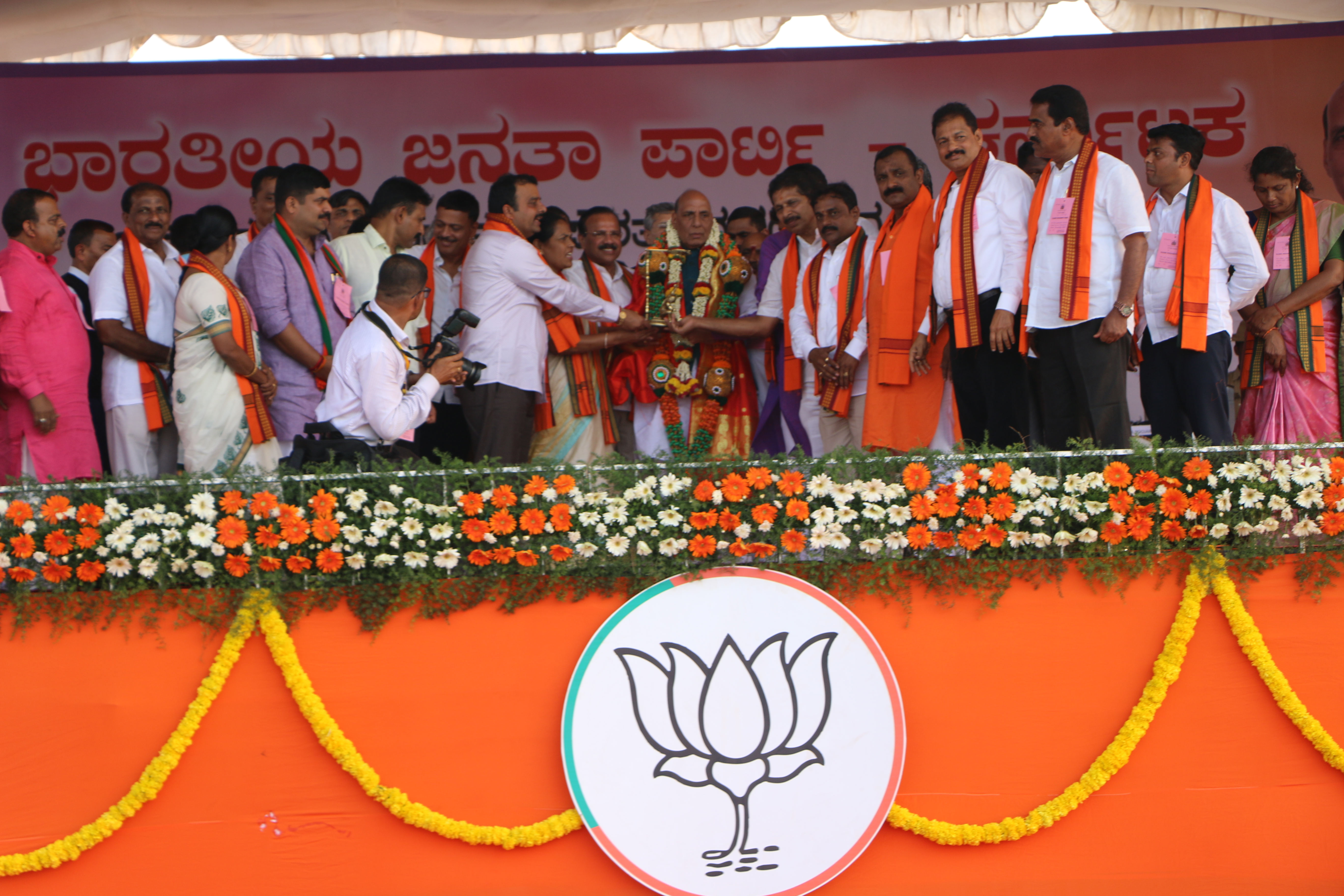 Photographs : Hon'ble Raksha Minister Shri Rajnath Singh addressing a public meeting under Jan Jagran Abhiyan on CAA-2019 inMangaluru (Karnataka)