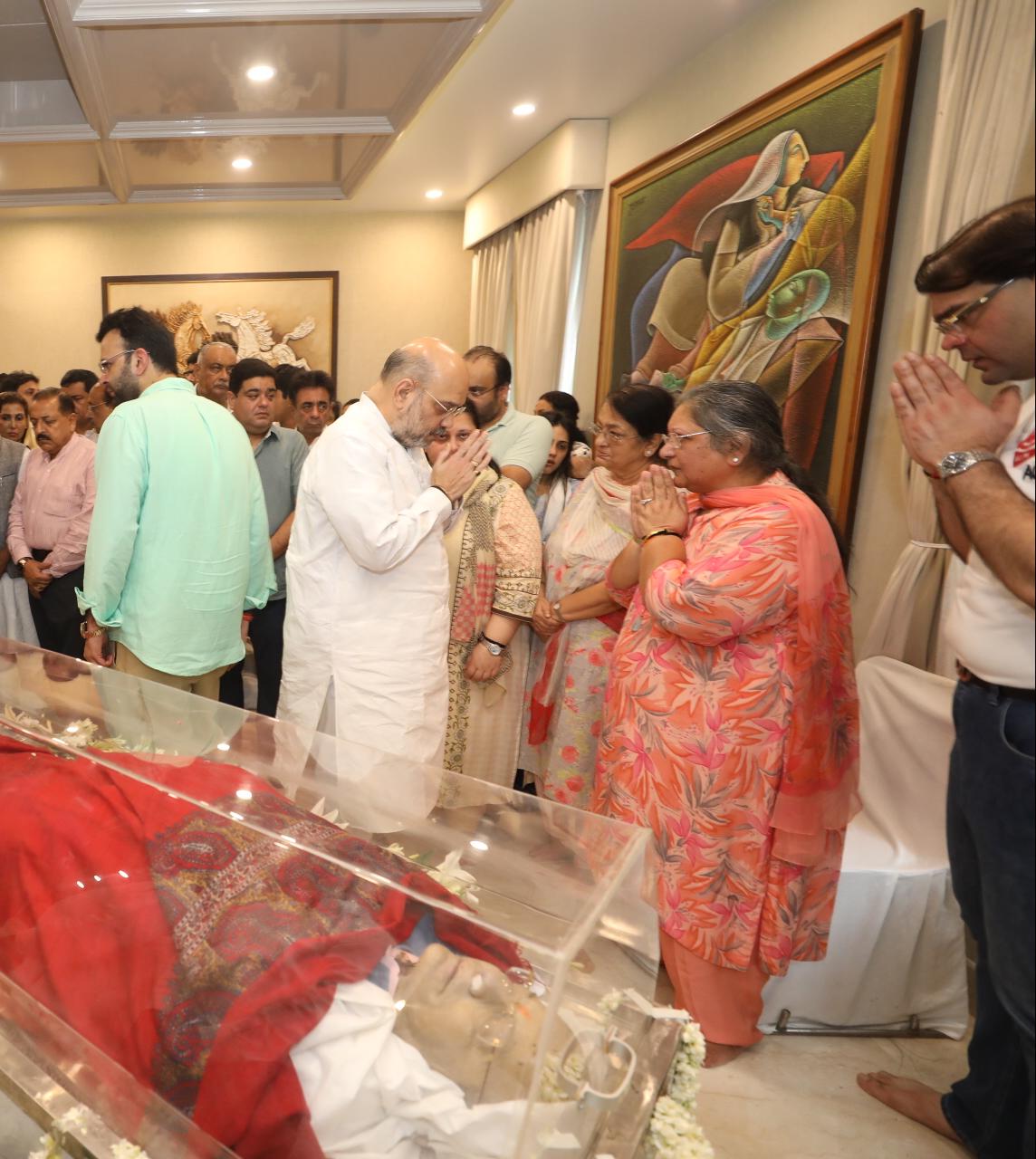 Hon'ble Union Home Minister & BJP National President Shri Amit Shah paying last respect to Hon'ble Shri Arun Jaitley at his residence A-44, Kailash Colony, New Delhi.