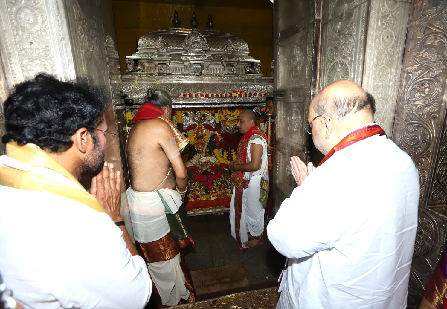 Hon'ble Union Home Minister & Minister of Cooperation Shri Amit Shah offered prayers at Sri Ujjaini Mahakali Devasthanam Temple in Secunderabad (Telangana)