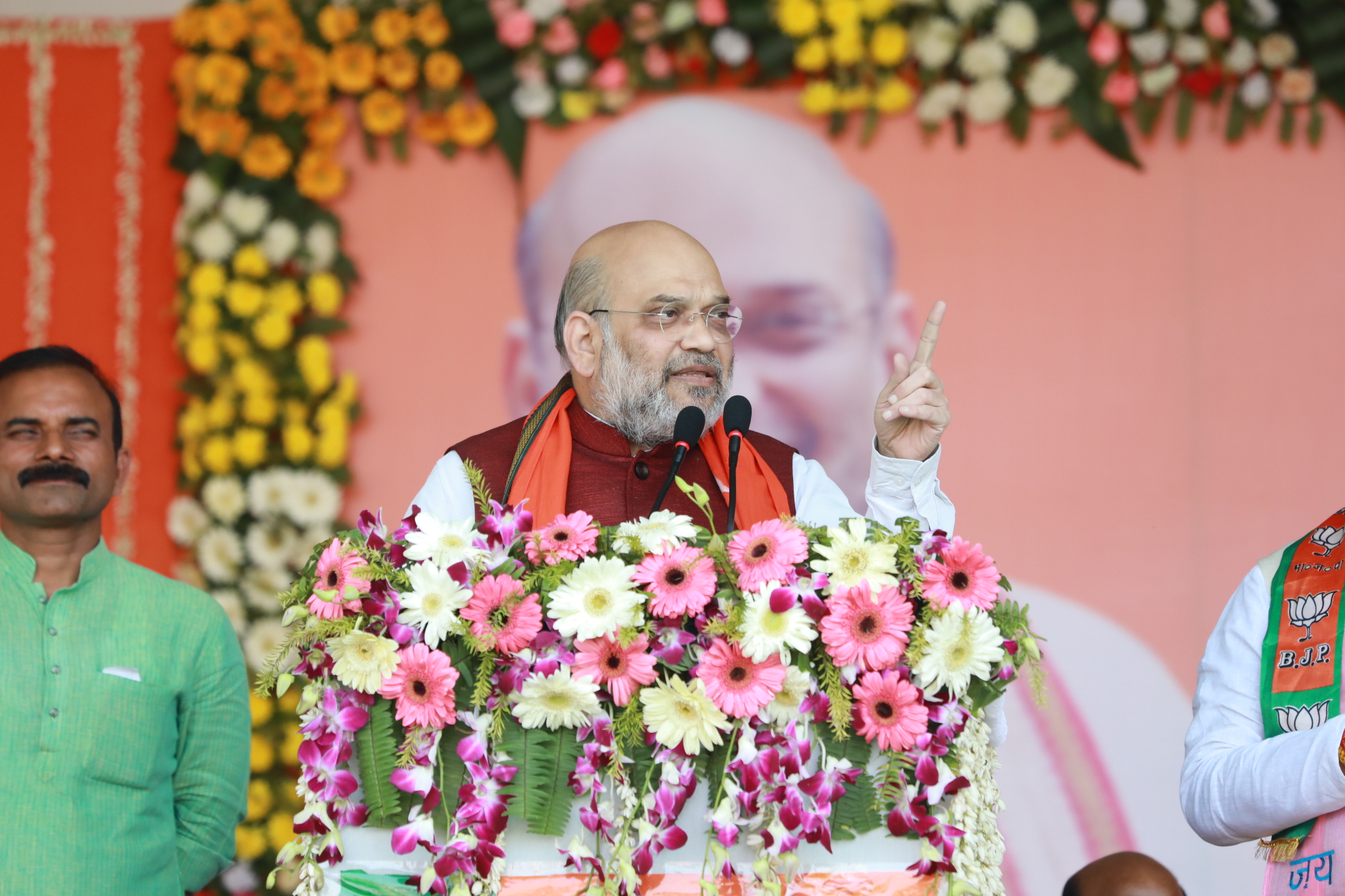 Hon'ble Union Home Minister and Minister of Cooperation Shri Amit Shah addressing a public meeting in Chandauli (Uttar Pradesh)