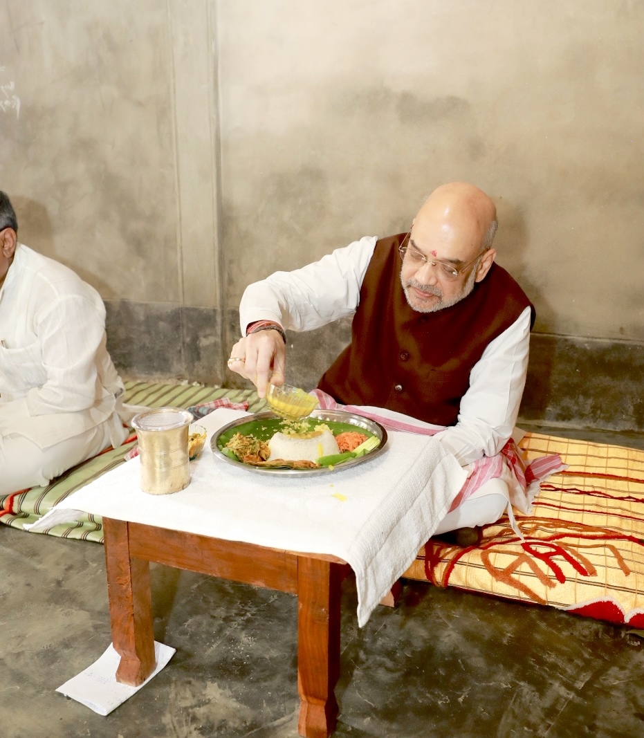  Hon'ble Union Home Minister and Minister of Cooperation Shri Amit Shah having lunch at residence of BJP Karyakarta Shri Ajit Sinha in Chandipur (Tripura)