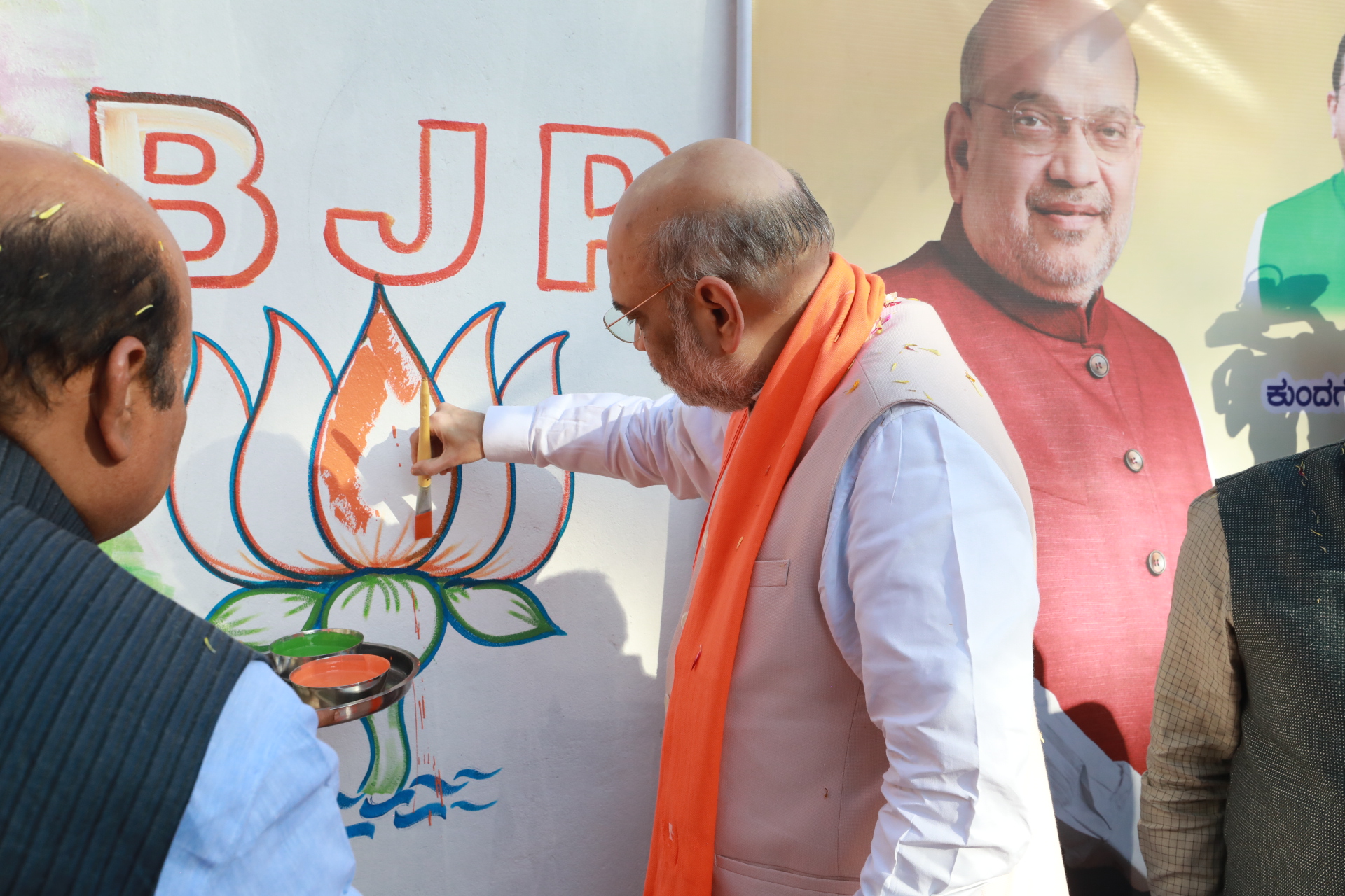 Hon’ble Union Home Minister and Minister of Cooperation Shri Amit Shah performing painting Wall Painting while Vijay Sankalp Abhiyan in Karnataka