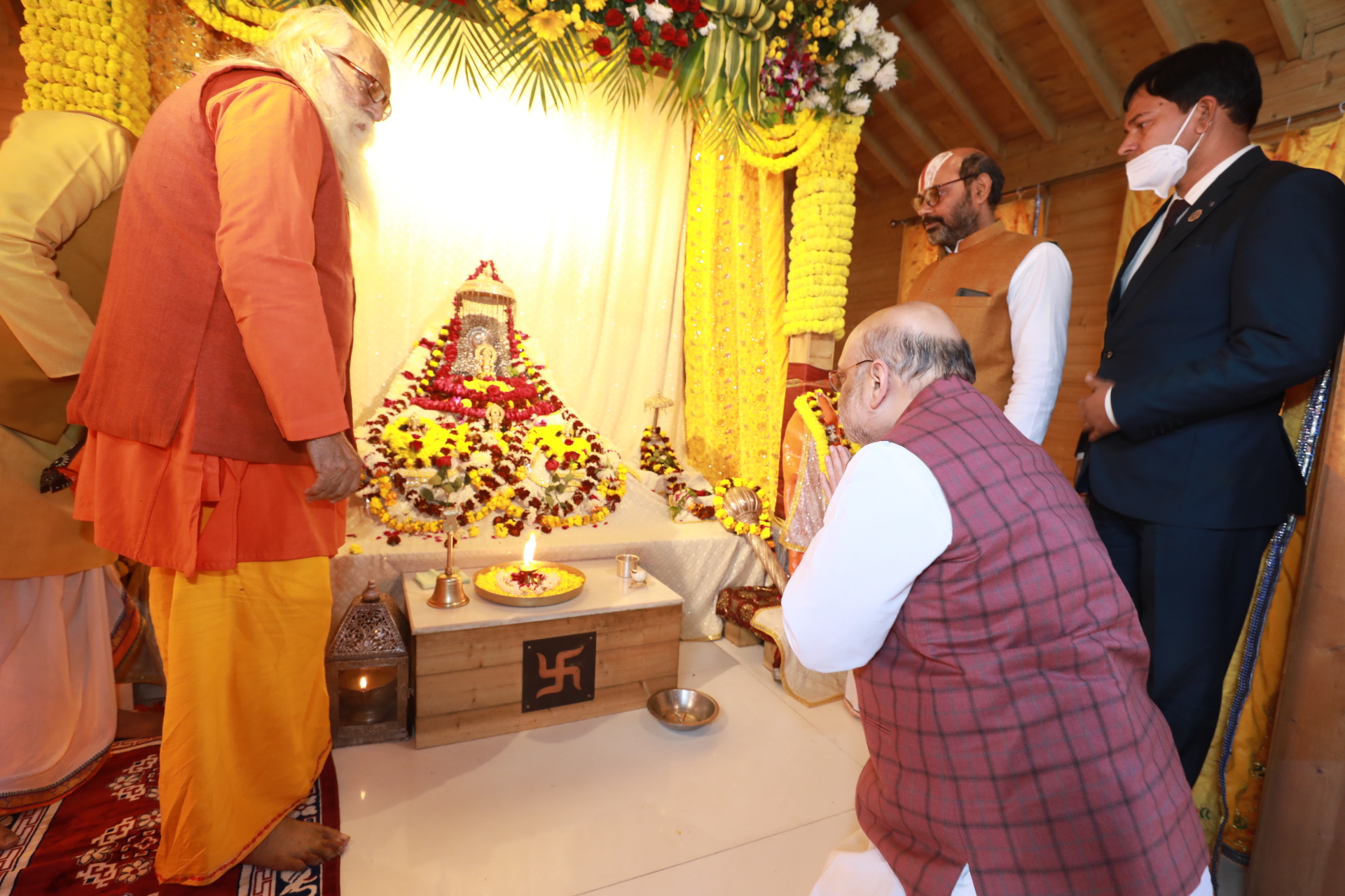 Hon'ble Union Home Minister & Minister for Cooperation Shri Amit Shah offered prayers at Ram Mandir in Ayodhya (Uttar Pradesh).