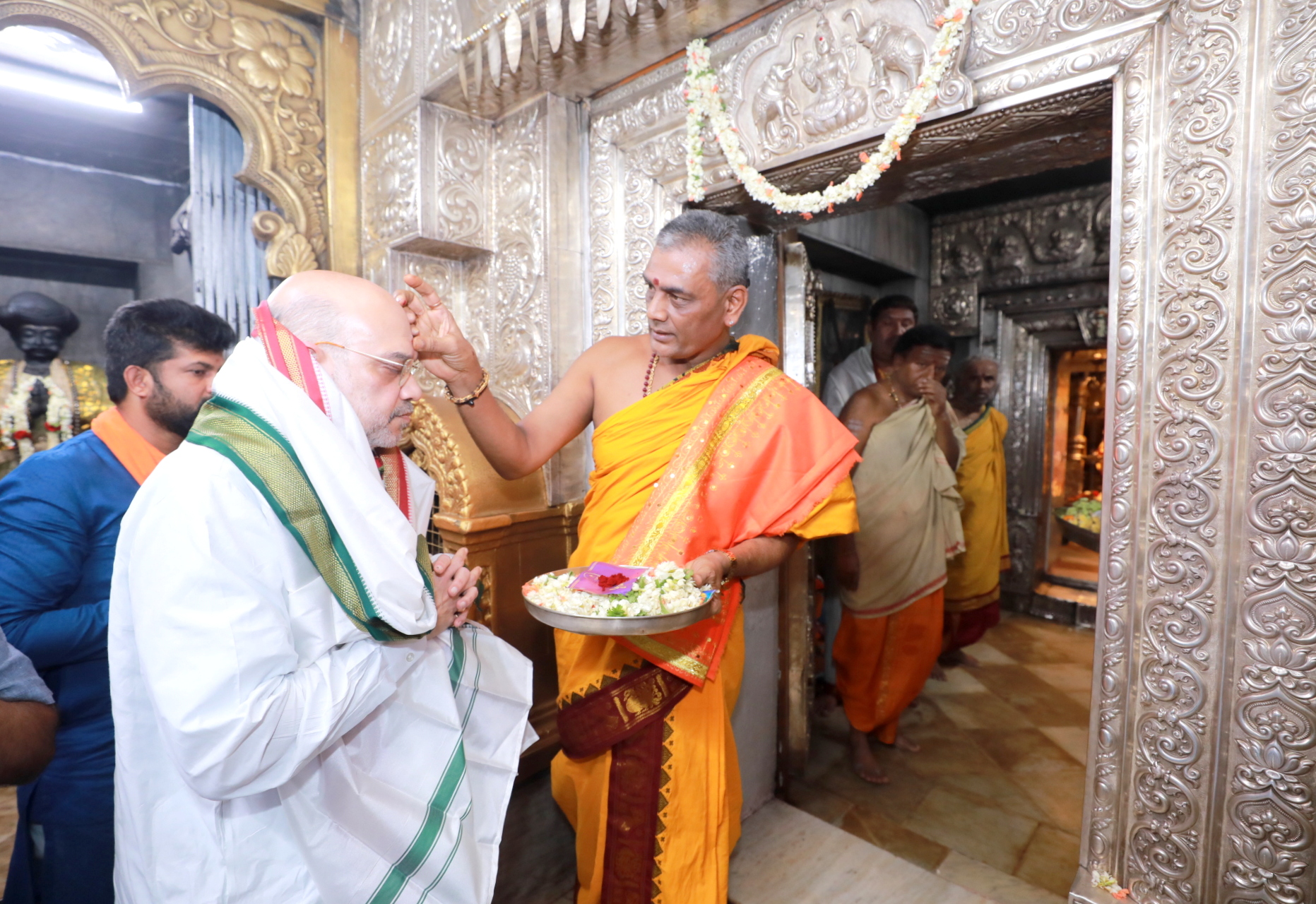 Hon'ble Union Home Minister and Minister of Cooperation Shri Amit Shah offered prayers at Sri Chamundeshwari Temple, Mysuru (Karnataka)