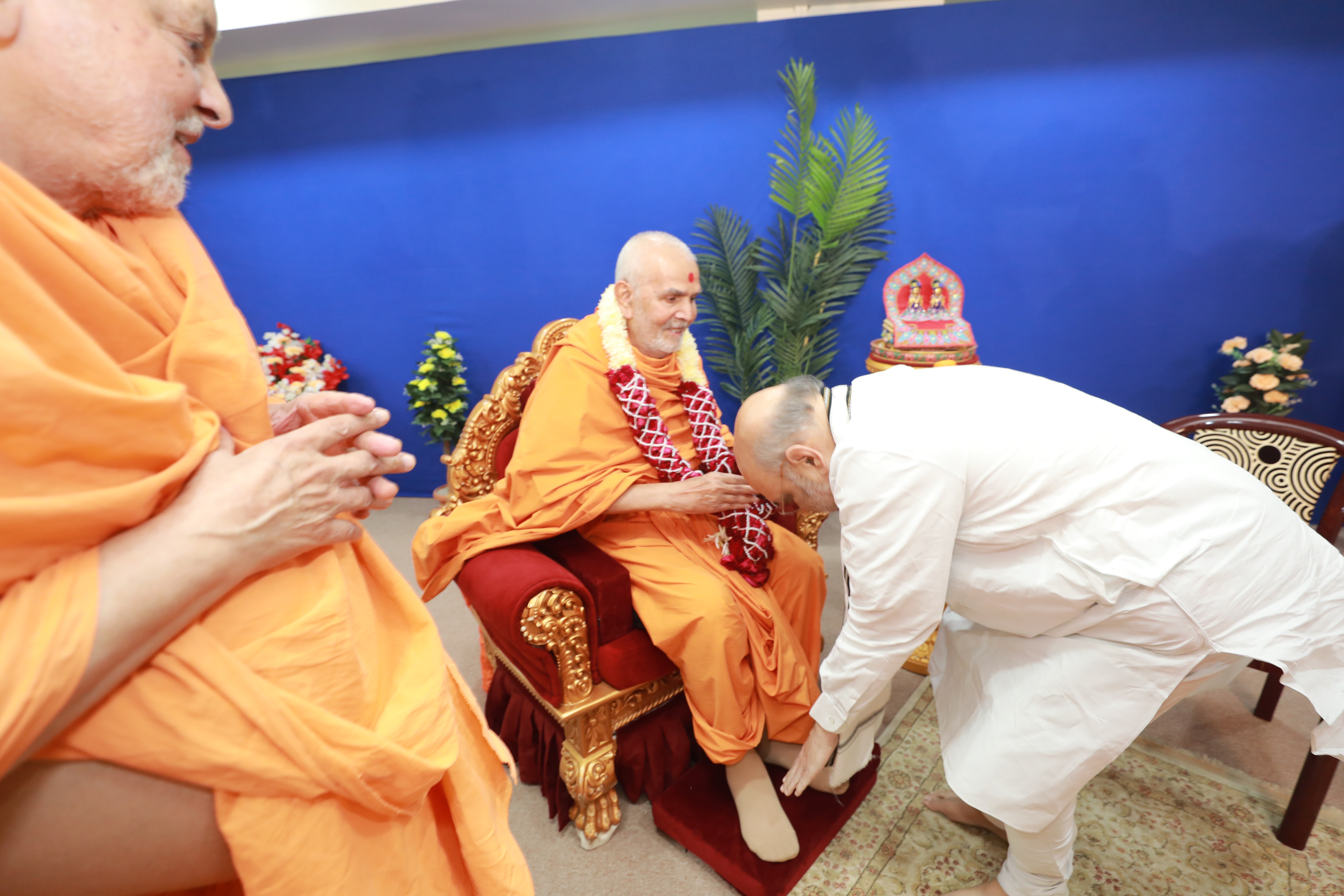 Hon'ble Union Home Minister and Minister of Cooperation Shri Amit Shah took blessings of Param Pujya Mahant Swami Maharaj, Spiritual Head of BAPS Swaminarayan Sanstha in Ahmedabad (Gujarat)