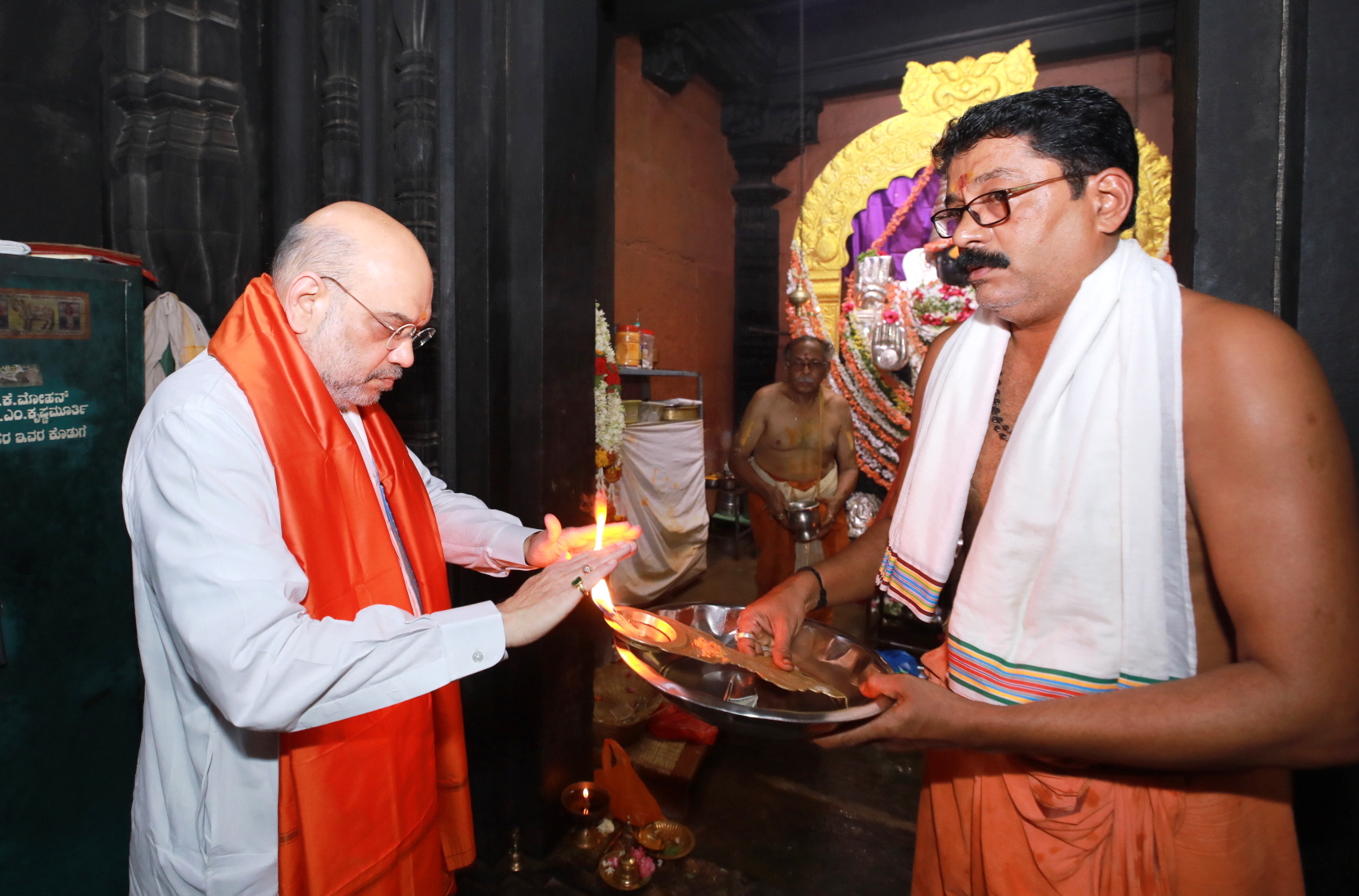 Hon'ble Union Home Minister & Minister of Cooperation Shri Amit Shah offered prayers at Harihareshwara Temple, Harihar, Davanagere (K'taka)