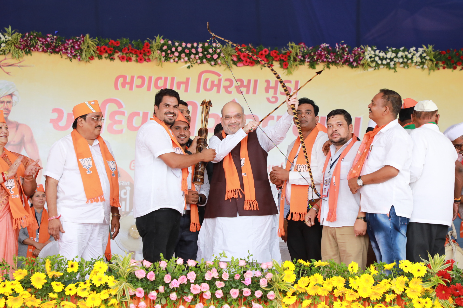  Hon'ble Union Home Minister and Minister of Cooperation Shri Amit Shah flag off 'Gujarat Gaurav Yatra' and 'Bhagwan Birsa Munda Adivasi Vikas Yatra' at Unai, Navsari (Gujarat)