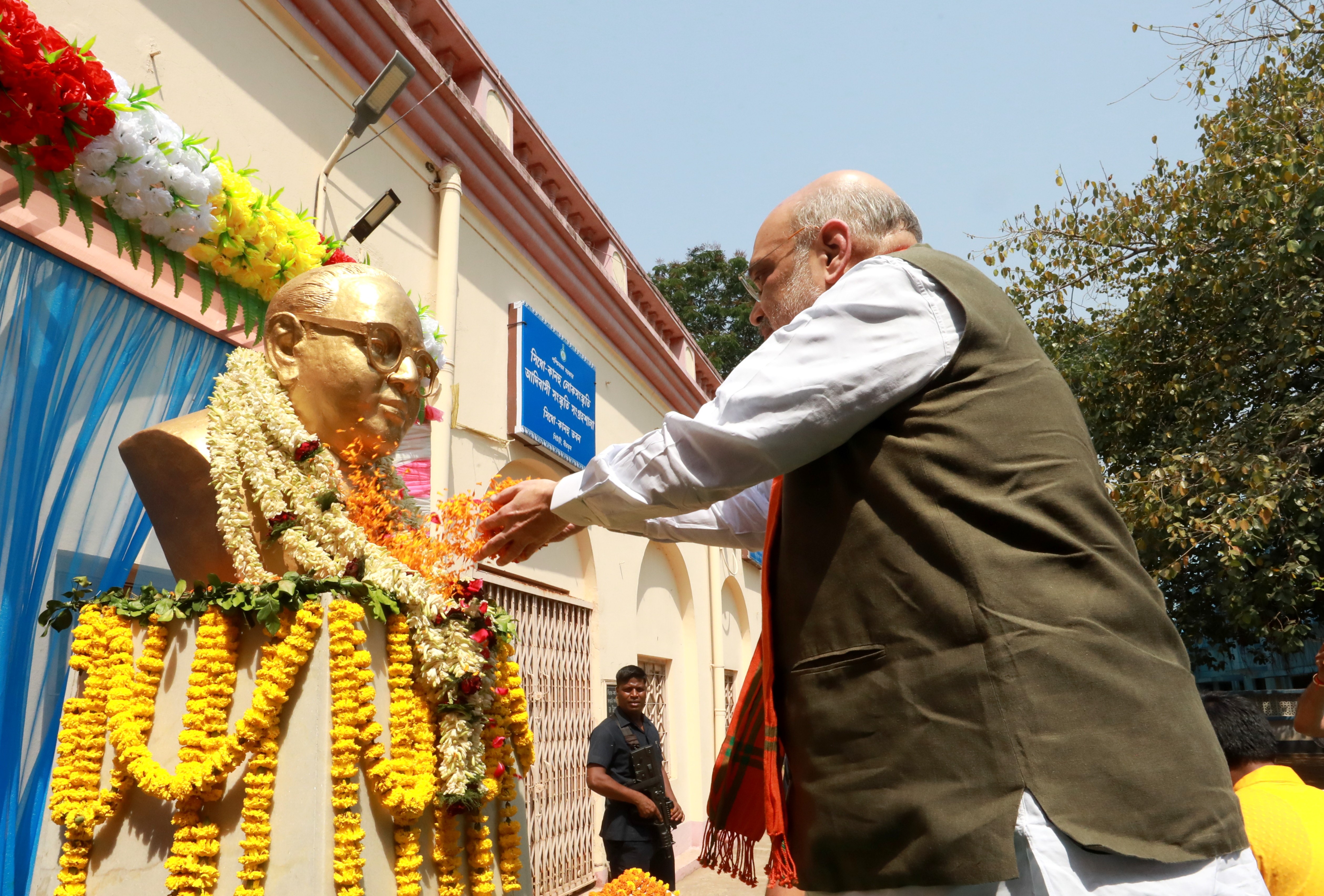 Hon'ble Union Home Minister and Minister of Cooperation Shri Amit Shah paid floral tributes to the statues of Babasaheb Bhimrao Ambedkar, Bhagwan Birsa Munda and the heroes of the Santhal Revolution, Siddho, Kanho, Chand and Bhairav in Birbhum (W.B)