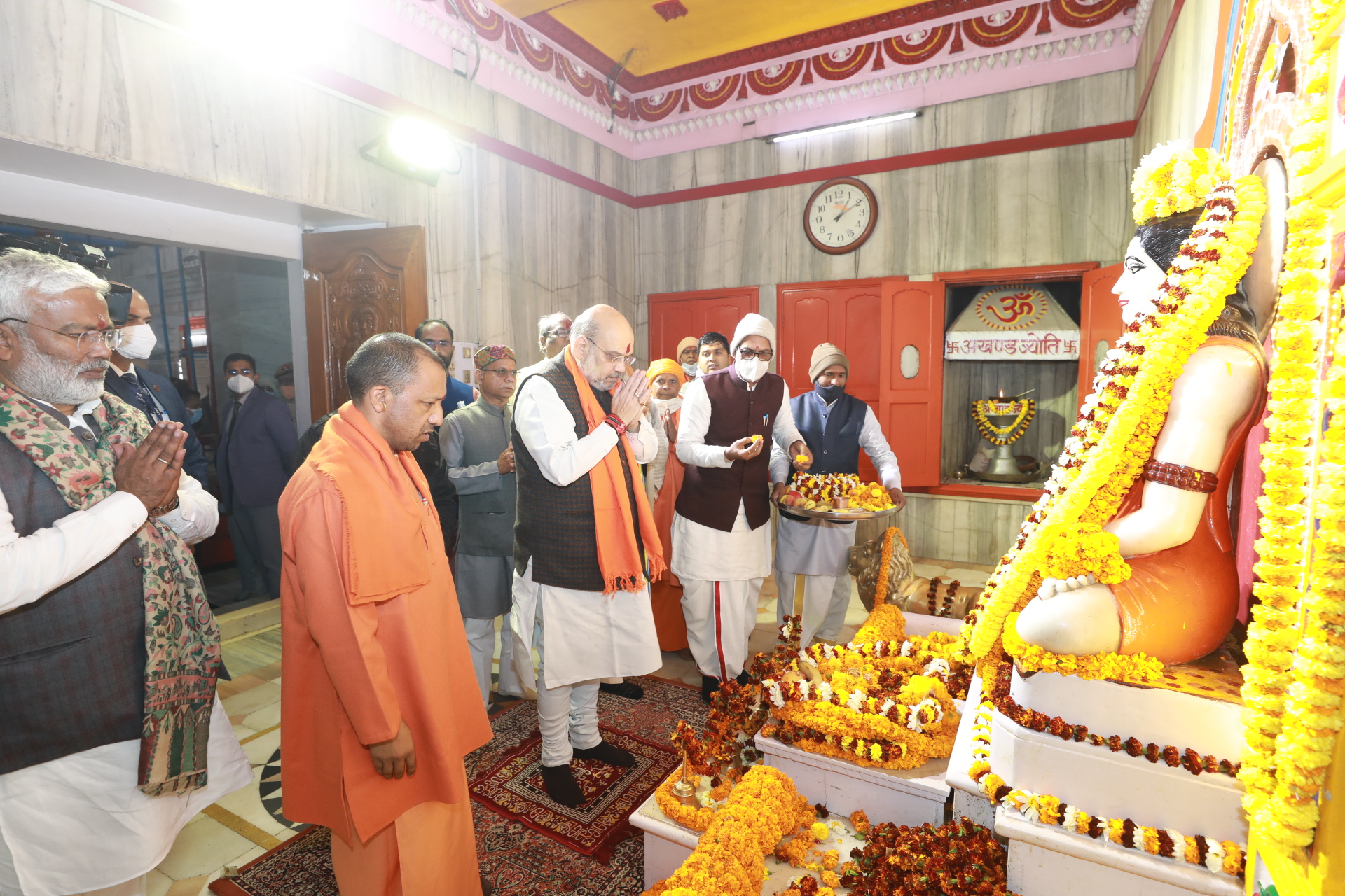 Hon'ble Union Home Minister & Minister of Cooperation Shri Amit Shah offered prayers at Shri Gorakhnath Temple in Gorakhpur (Uttar Pradesh)