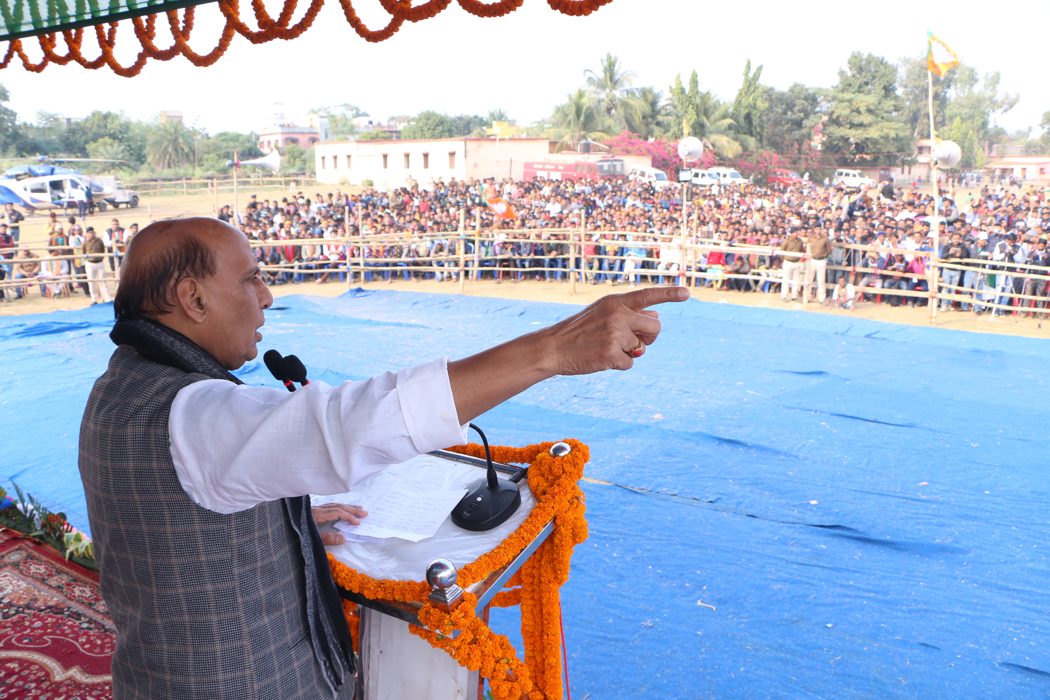 Photographs : Hon'ble Raksha Mantri Shri Rajnath Singh addressing a public meeting in Pakur (Jharkhand)