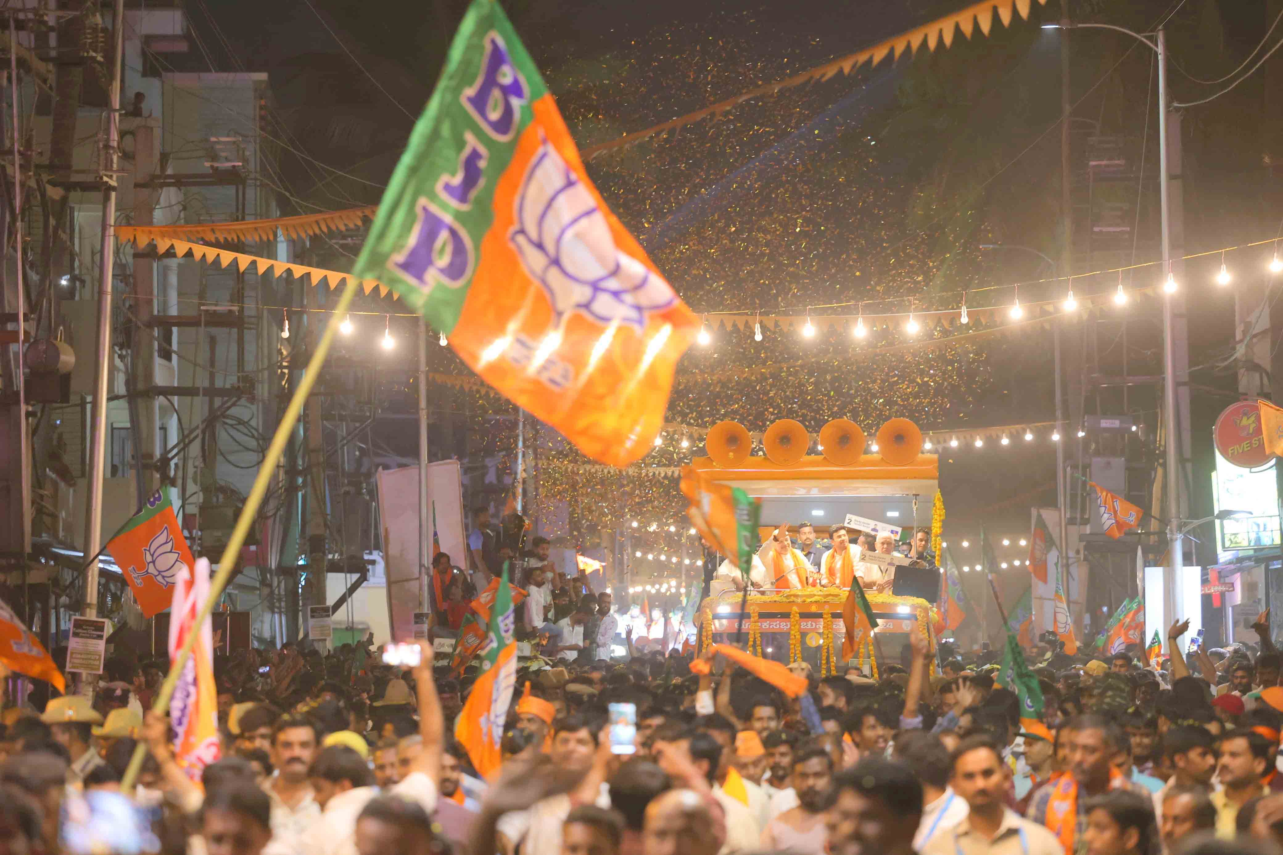 Roadshow of Hon'ble Union HM & Minister of Cooperation Shri Amit Shah in Bangluru South (Karnataka) from Swami Vivekanad Circle to St. Francis School