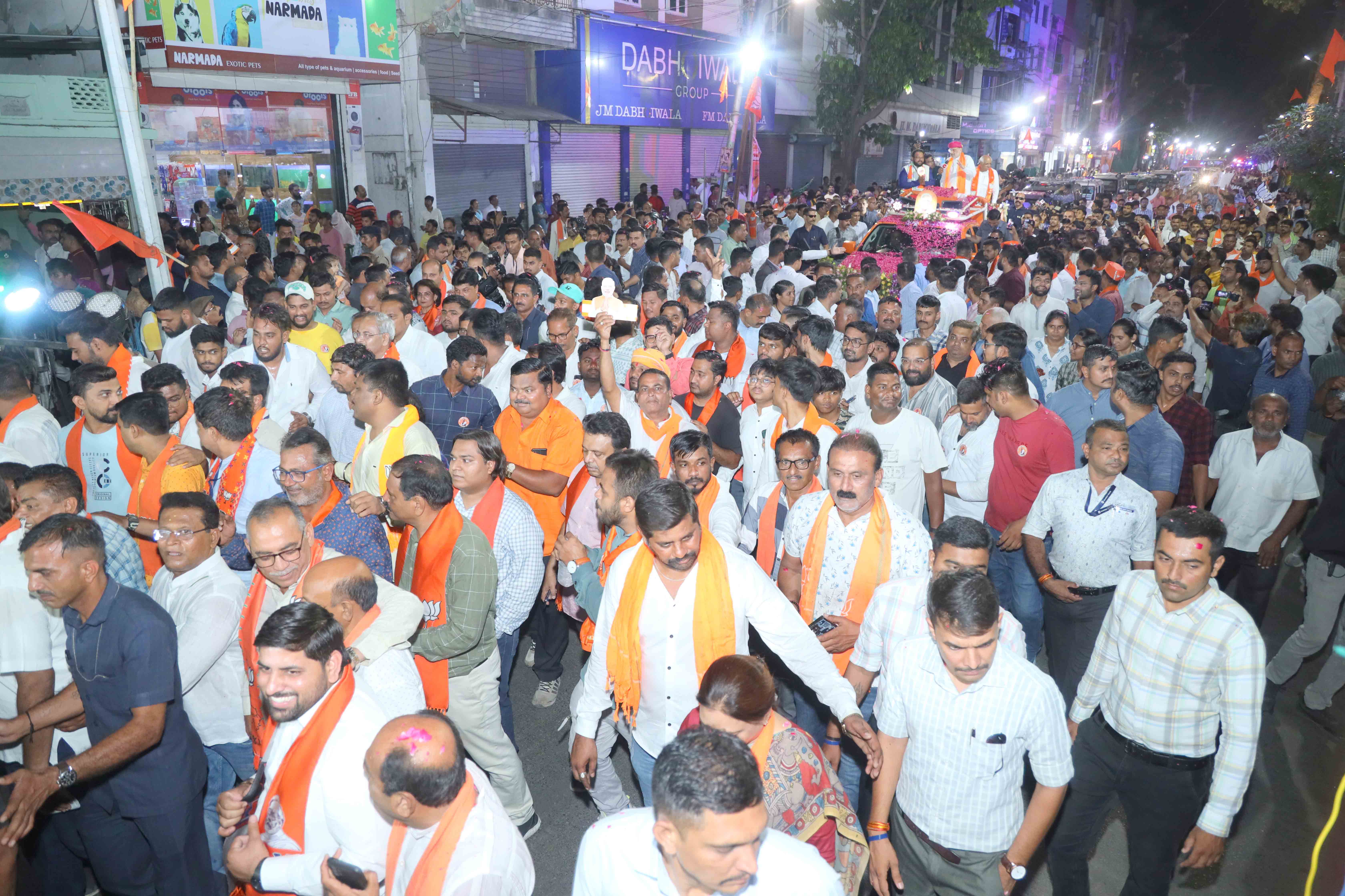 Hon'ble Union Home Minister & Minister of Cooperation Shri Amit Shah in road Show at Vadodara (Gujarat) from Ranmukteshwar Mahadev Mandir, Raopura to Market Cross Road