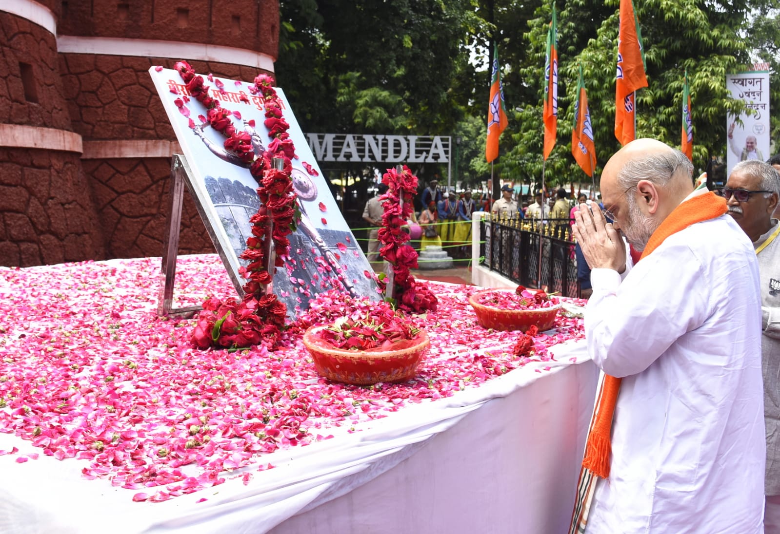 Hon'ble Union Home Minister & Minister of Cooperation Shri Amit Shah paid floral tribute to Rani Durgavati in Mandla (Madhya Pradesh).