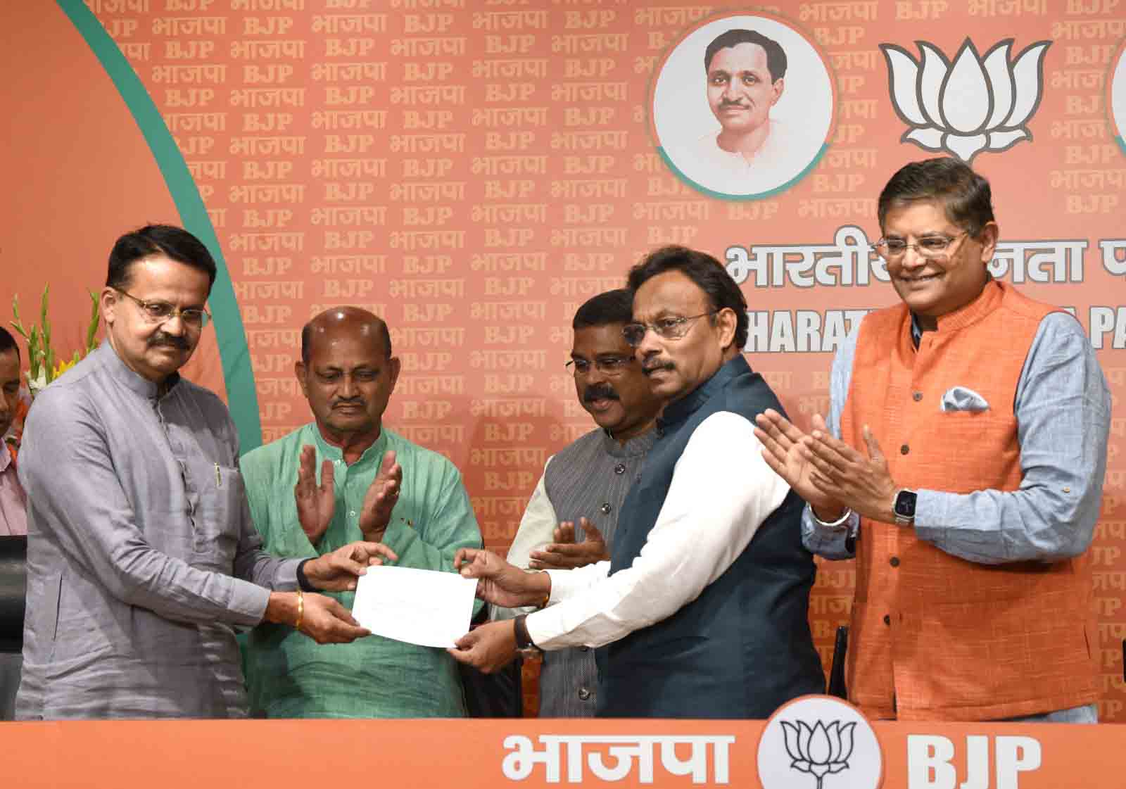 BJD MPs Shri Bhartruhari Mahtab, former MP Shri Siddhant Mahapatra, and Padma Shri Awardee Dr Damayanti Beshra joined the Bharatiya Janata Party