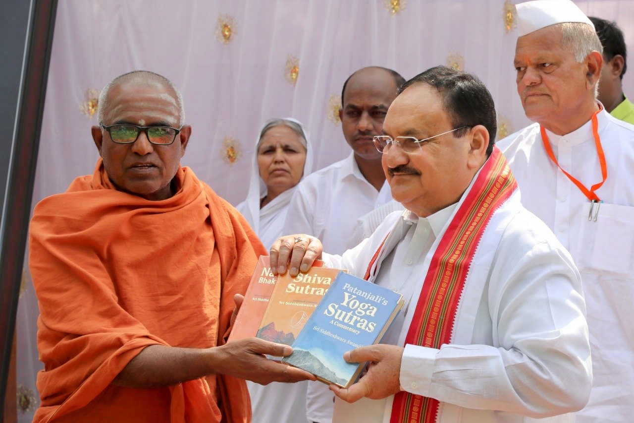 Hon'ble BJP National President Shri J.P. Nadda offered prayers at Jnanayogashrama, Vijayapuara (K'taka).