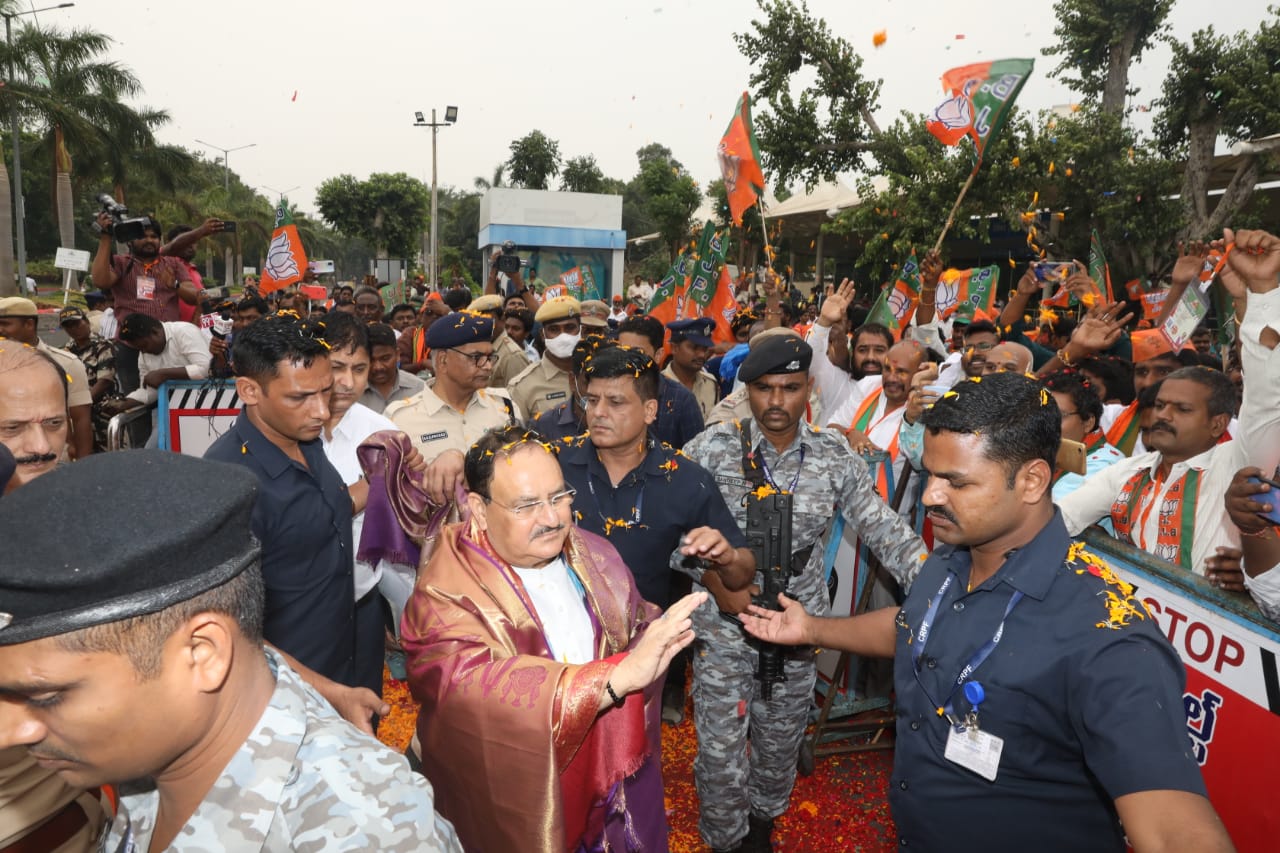 Grand welcome of Hon'ble BJP National President Shri J.P. Nadda on arrival at Vijayawada Airport, Vijaywada (Andhra Pradesh)