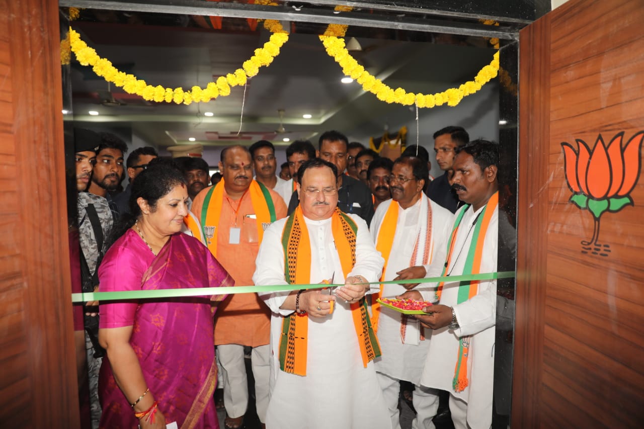 BJP National President Shri J.P. Nadda interacted with Ujwala Yojana andUjala etc yojna beneficiaries at District BJP Office, Rajamahendravaram (Andhra Pradesh)