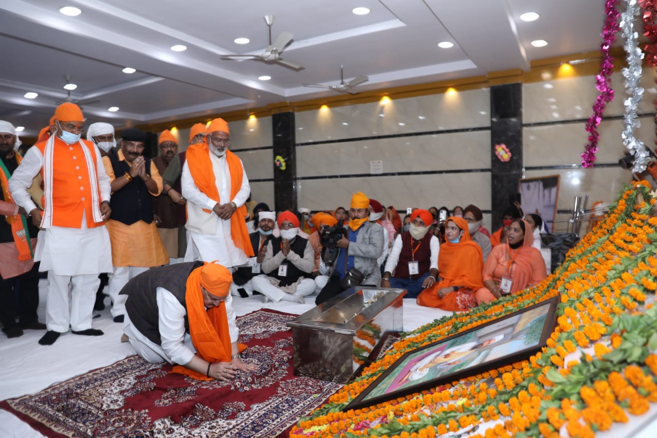 Hon'ble BJP National President Shri J.P. Nadda offered prayers at Baba Namdev Gurudwara in Sabzi Mandi, Kidwai Nagar, Kanpur (Uttar Pradesh)