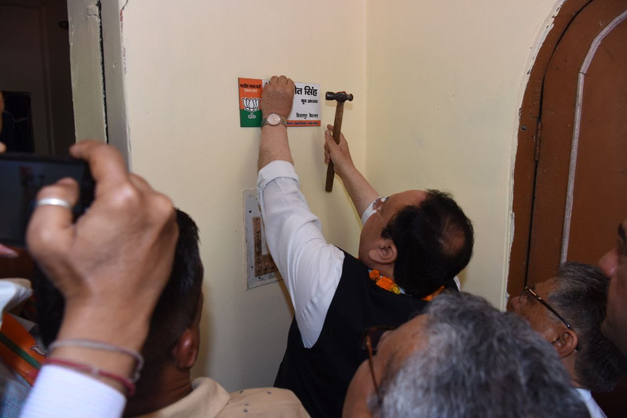 BJP National President Shri J.P. Nadda distributing name plate to Booth President in Delag Booth,Bilaspur (Himachal Pradesh)