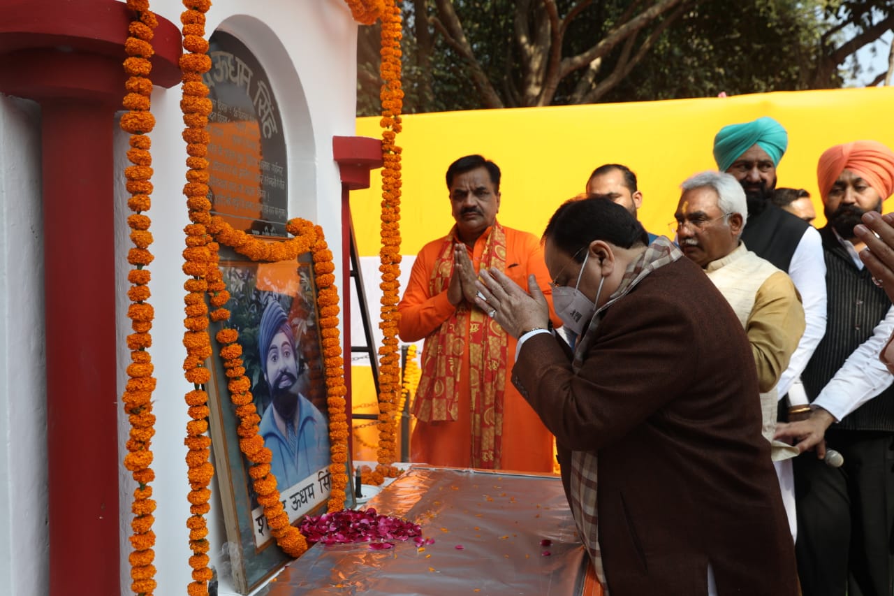 Hon'ble BJP National President Shri J.P. Nadda garlanding at the Statue of Shaheed Udham Singh in Rudrapur (Uttarakhand).