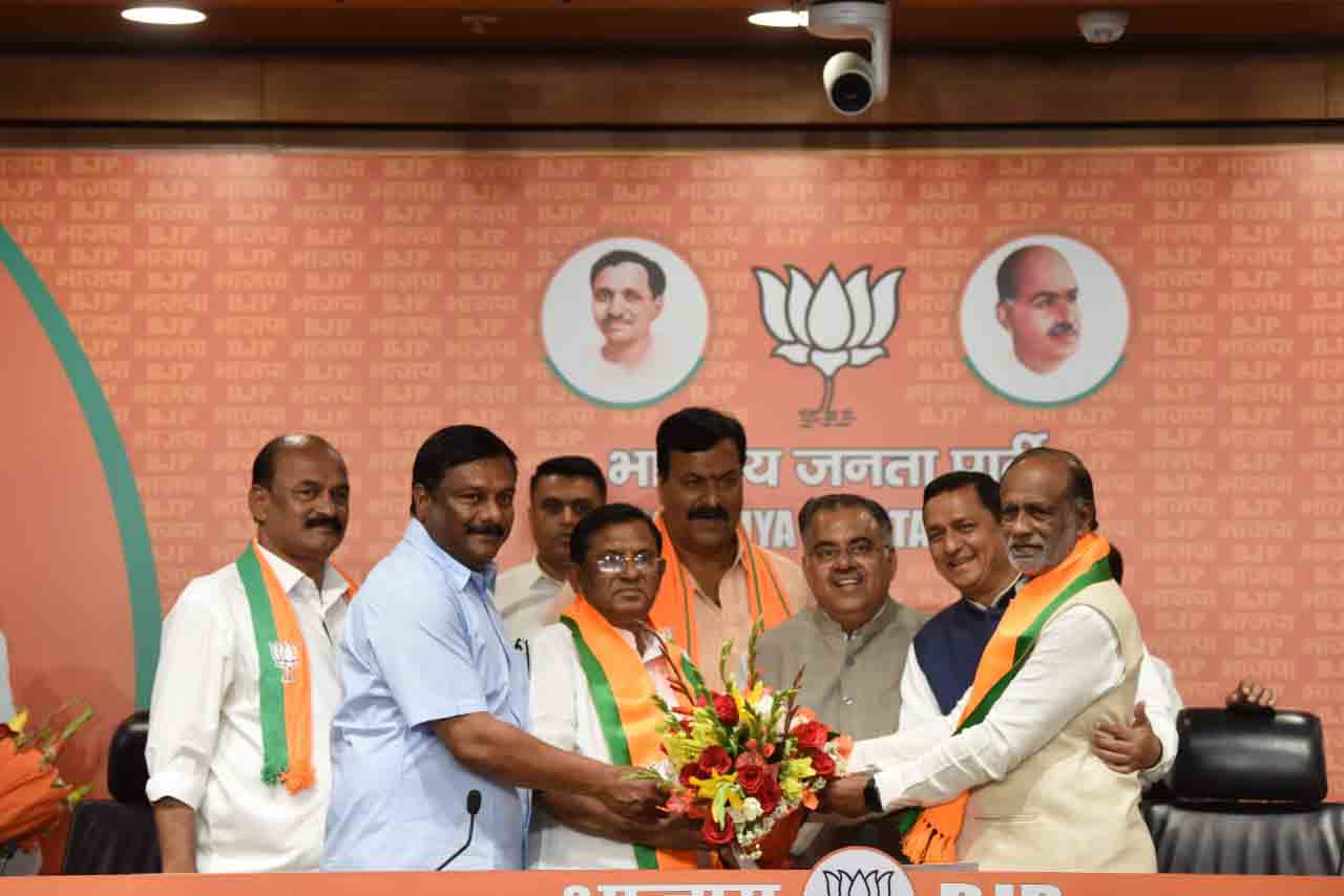 Former BRS MP Shri Godam Nagesh, Former MP Shri Sitaram Naik, BRS leader Saidi Reddy,  BRS leader Shri Jalagam Venkat Rao, and INC leader Shri Srinivas Gomase have joined the Bharatiya Janata Party 