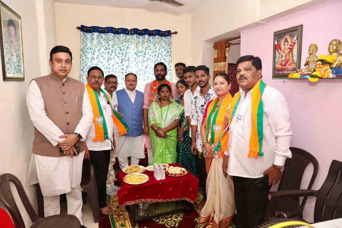 Hon'ble BJP National President Shri J.P. Nadda ji's Booth Sampark and interaction with beneficiaries in Thane (Maharashtra)