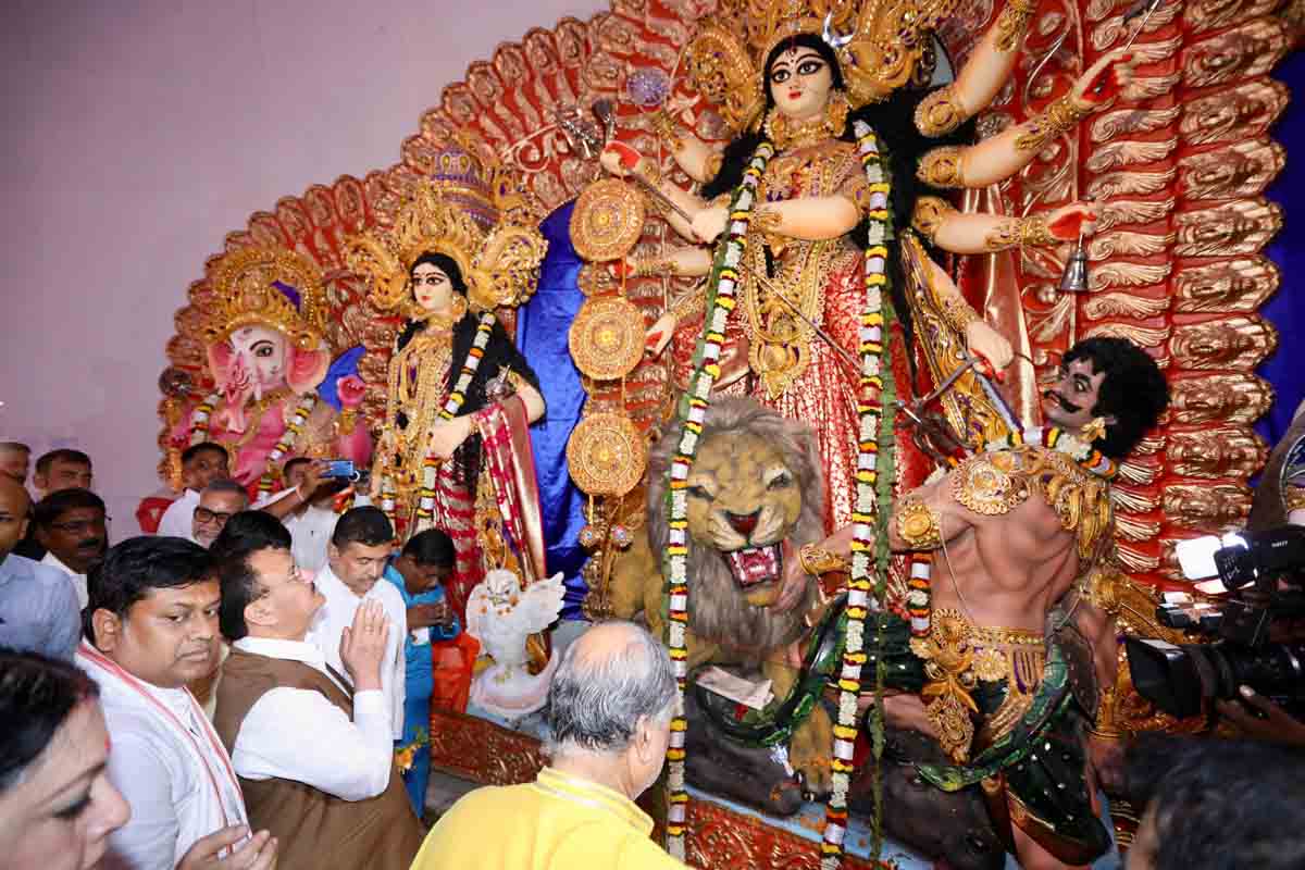 Hon'ble BJP National President Shri J.P. Nadda offered prayers at Maa Durga Santosh Mitra Square Puja Pandal at Natabar Dutta Lebutala, Bowbazar, Kolkata (West Bengal)