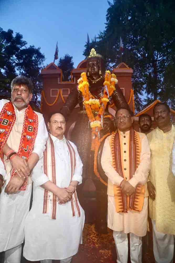 Hon'ble BJP National President Shri J.P. Nadda paid floral tributes to the Veerangana Rani. Durgawati ji's statue at Kenal Road, Raipur (Chhattisgarh)