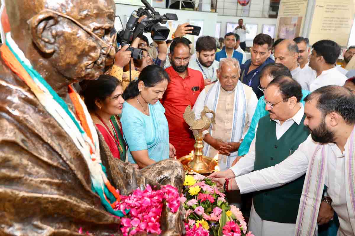 Hon'ble BJP National President Shri J.P. Nadda participated in Swachhata Abhiyan and purchased Khadi products from Khadi Store India Store in New Delhi