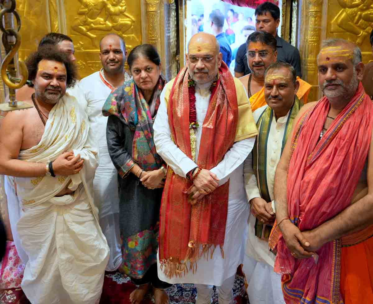 Hon'ble Union Home Minister & Minister of Cooperation Shri Amit Shah offered prayers at Kashi Vishwanath Temple, Varanasi