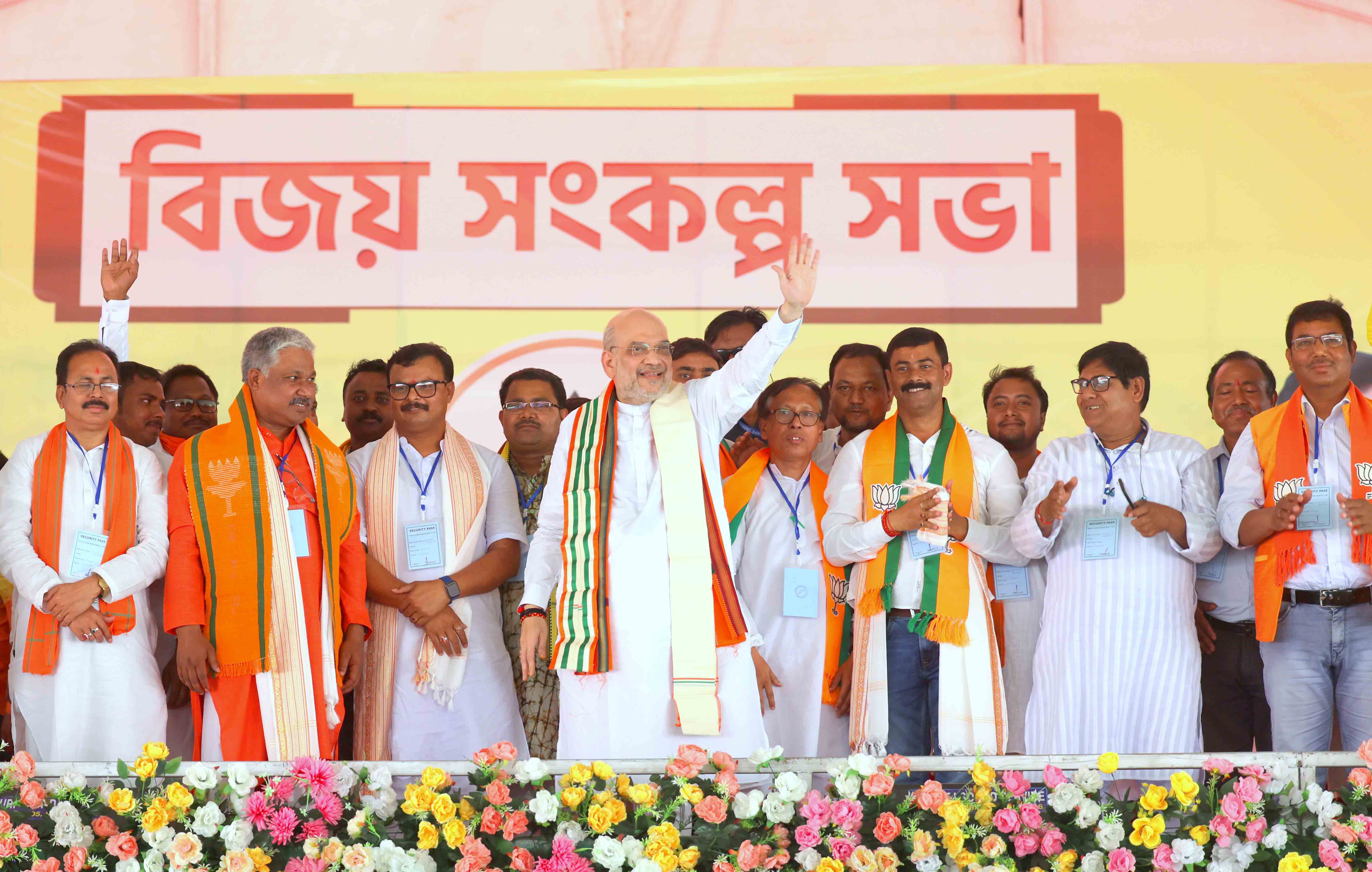 Hon'ble Union Home Minister and Minister of Cooperation Shri Amit Shah addressing a public rally in Karandighi, Raniganj (West Bengal)