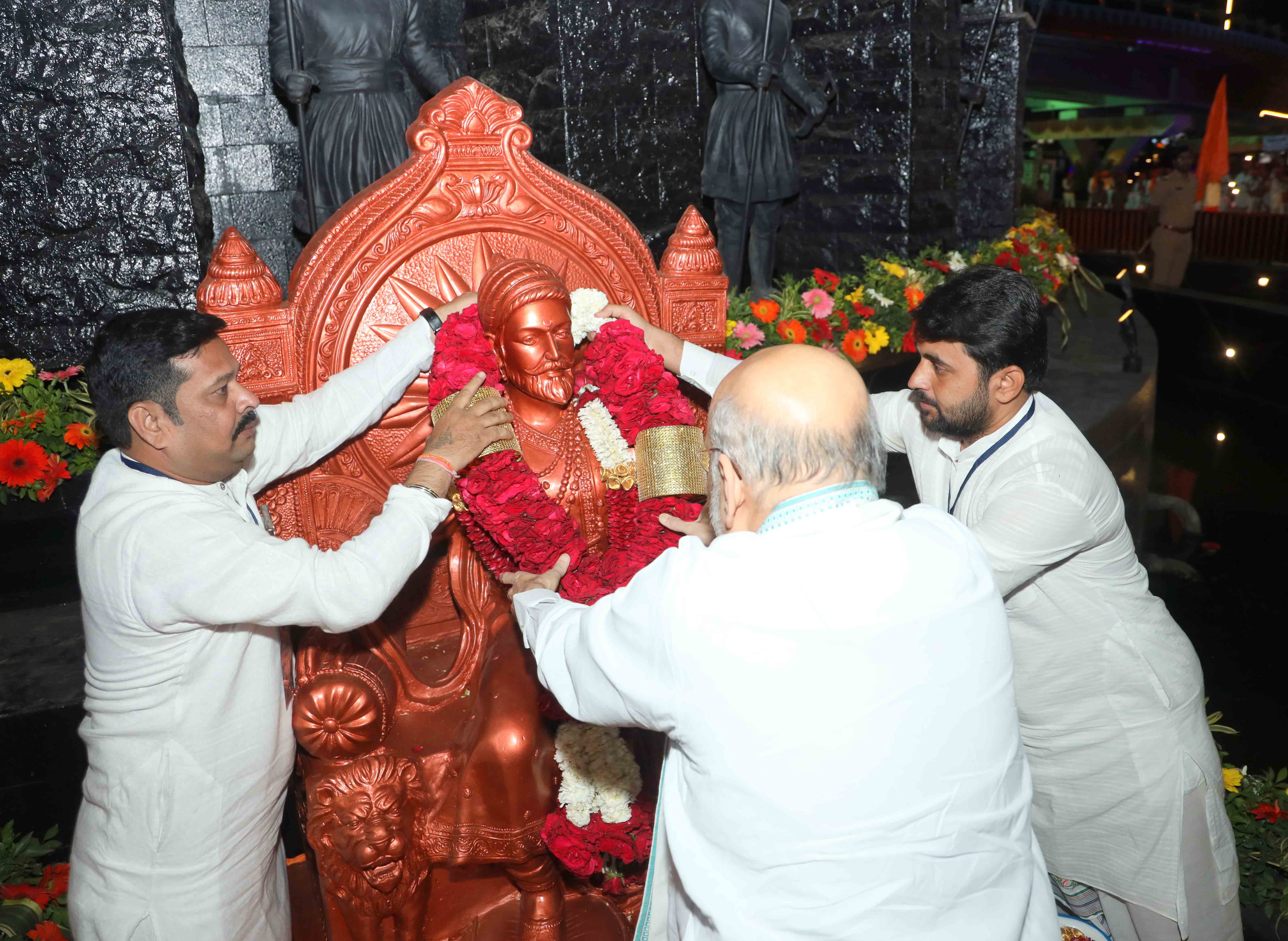 Hon'ble Union Home Minister and Minister of Cooperation Shri Amit Shah paid tributes to the statue of Chhatrapati Shivaji Maharaj at Kranti Chowk, Sambhaji Nagar (Maharashtra)