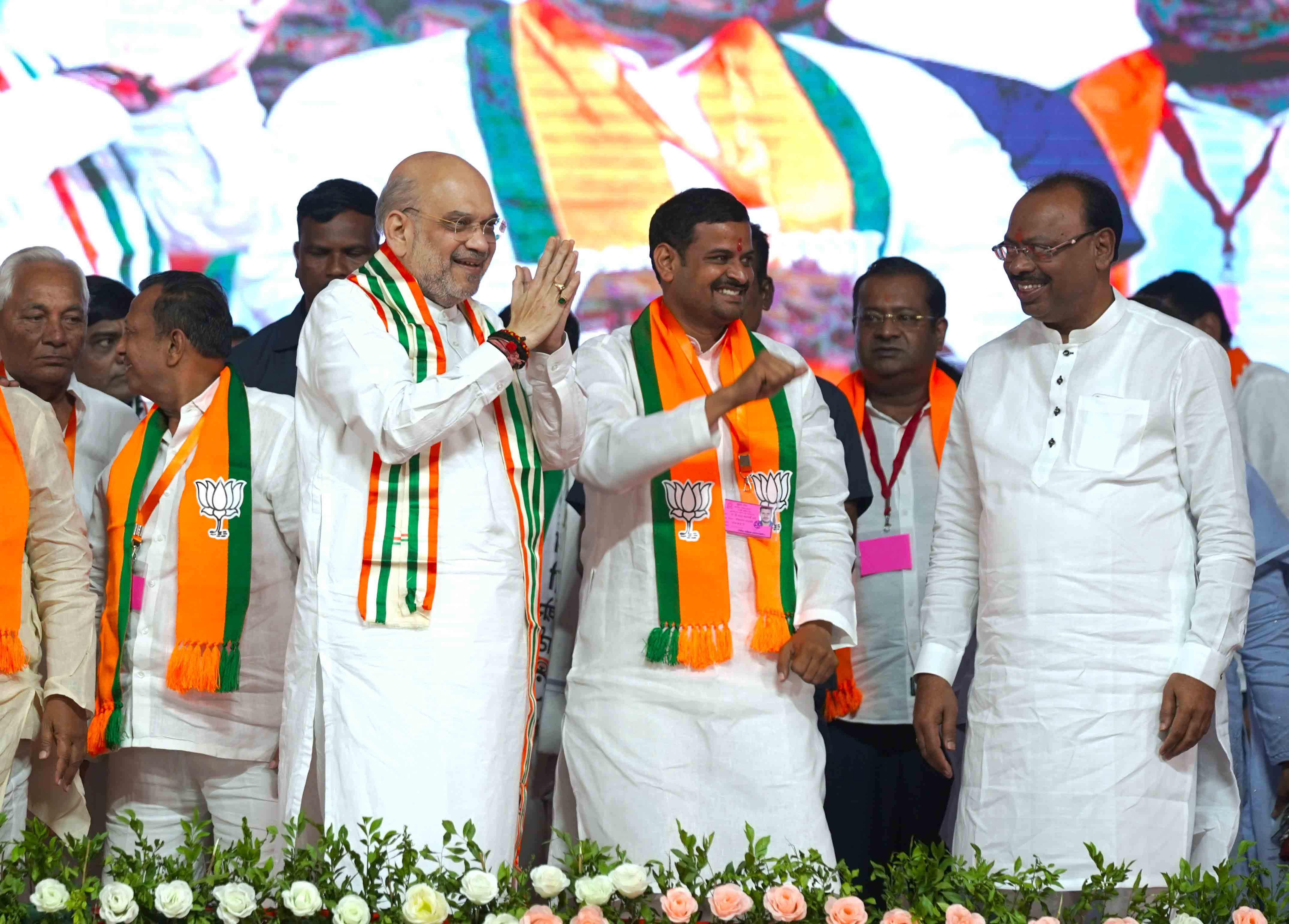 Hon'ble Union Home Minister and Minister of Cooperation Shri Amit Shah while addressing a public rally in Akola (Maharashtra)