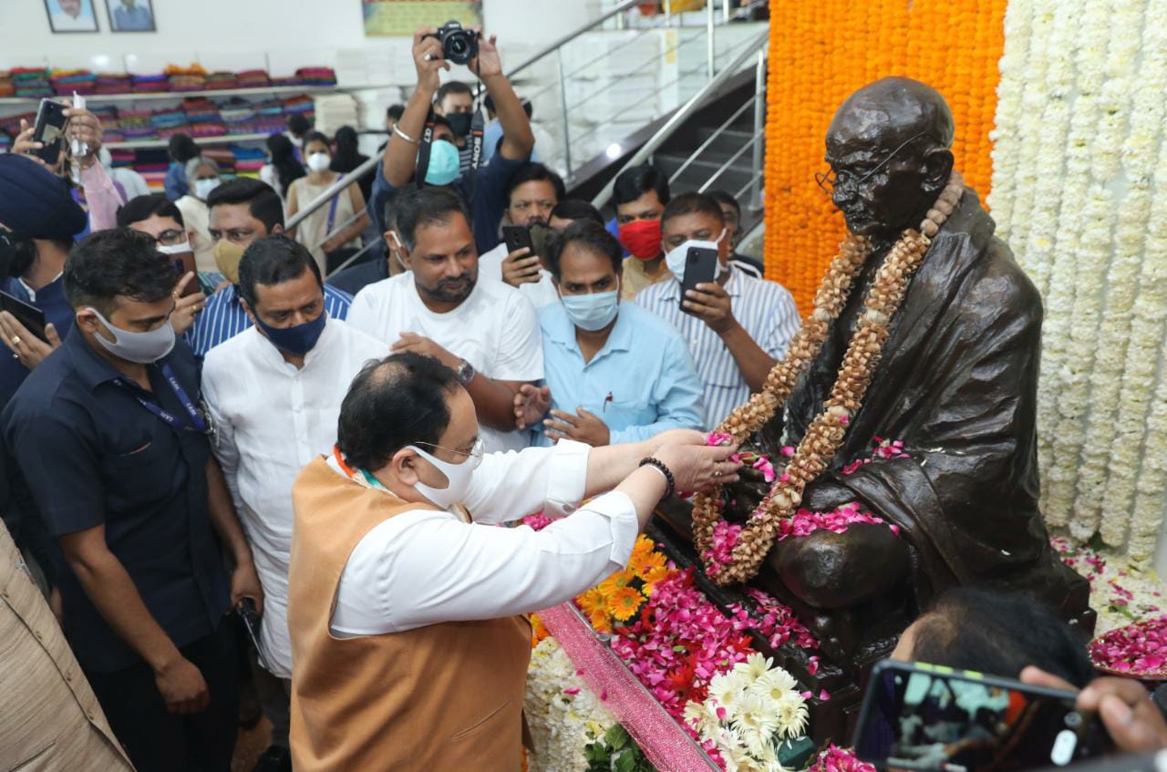  BJP National President Shri Jagat Prakash Nadda paid tributes to Pujya Bapu on his birth anniversary and called for practising Khadi products in life