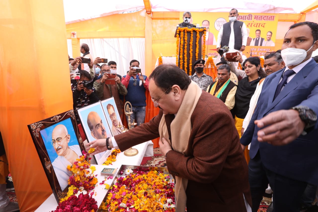 BJP National President Shri J.P. Nadda paid floral tributes to Mahatma Gandhi ji on his balidaan diwas at Neha Guest House, Station Road, Shikohabad (Uttar Pradesh)