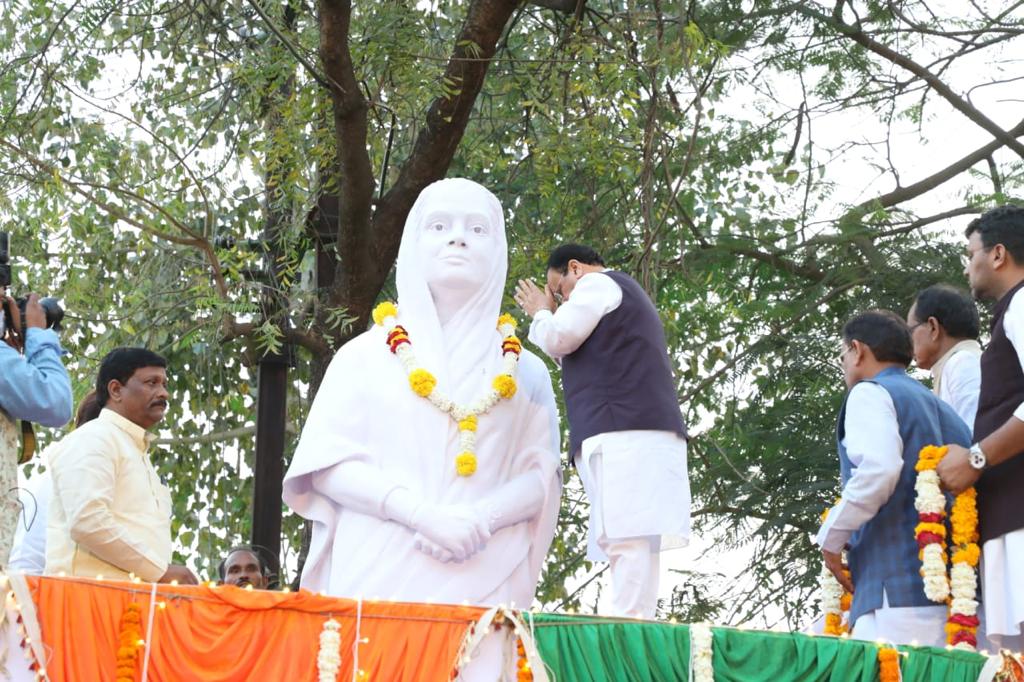 BJP National President Shri J.P. Nadda paid floral tributes to Rajmata Vijaya Raje Scindia at State BJP Office Indore (Madhya Pradesh)