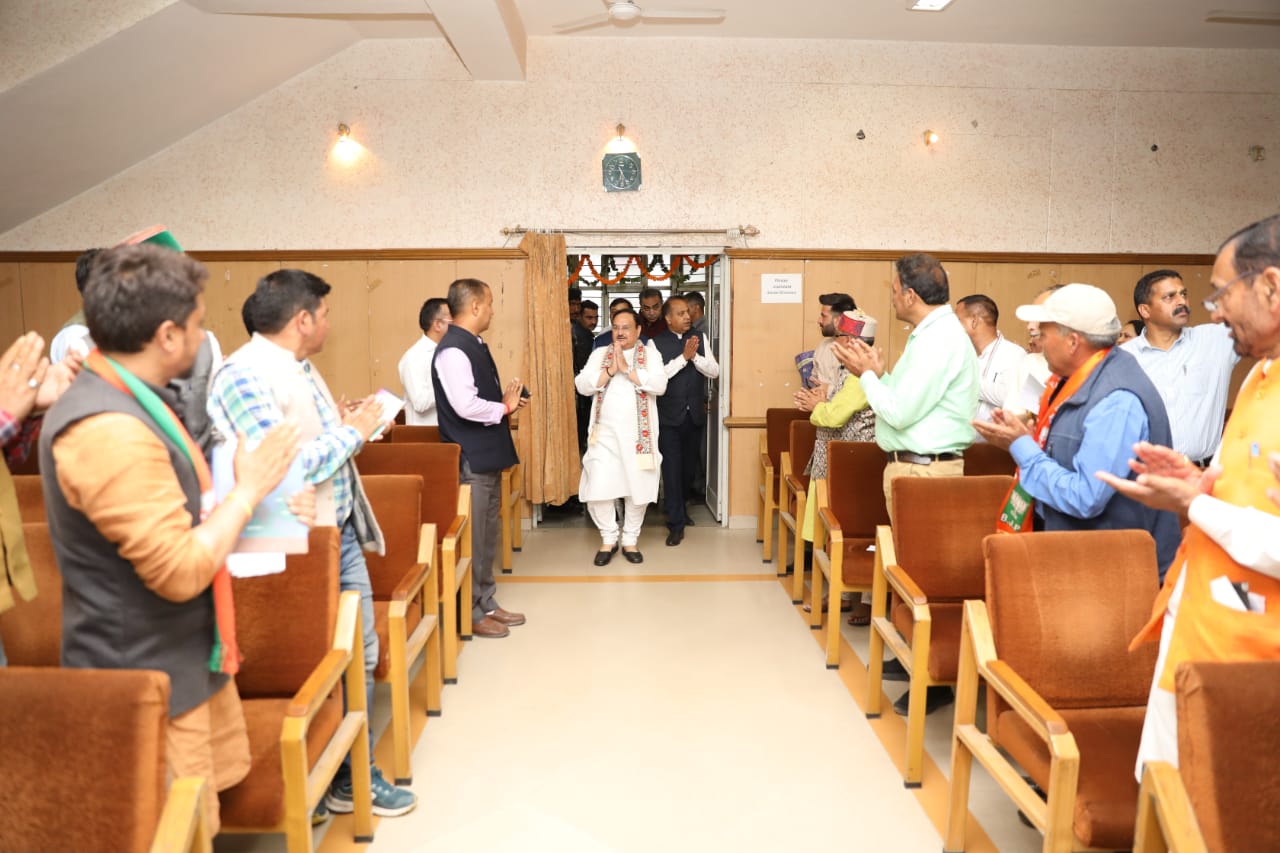 BJP National President Shri J.P. Nadda addressing Mandi Parliamentary Constituency Office Bearers at Circuit House, Kullu (Himachal Pradesh)