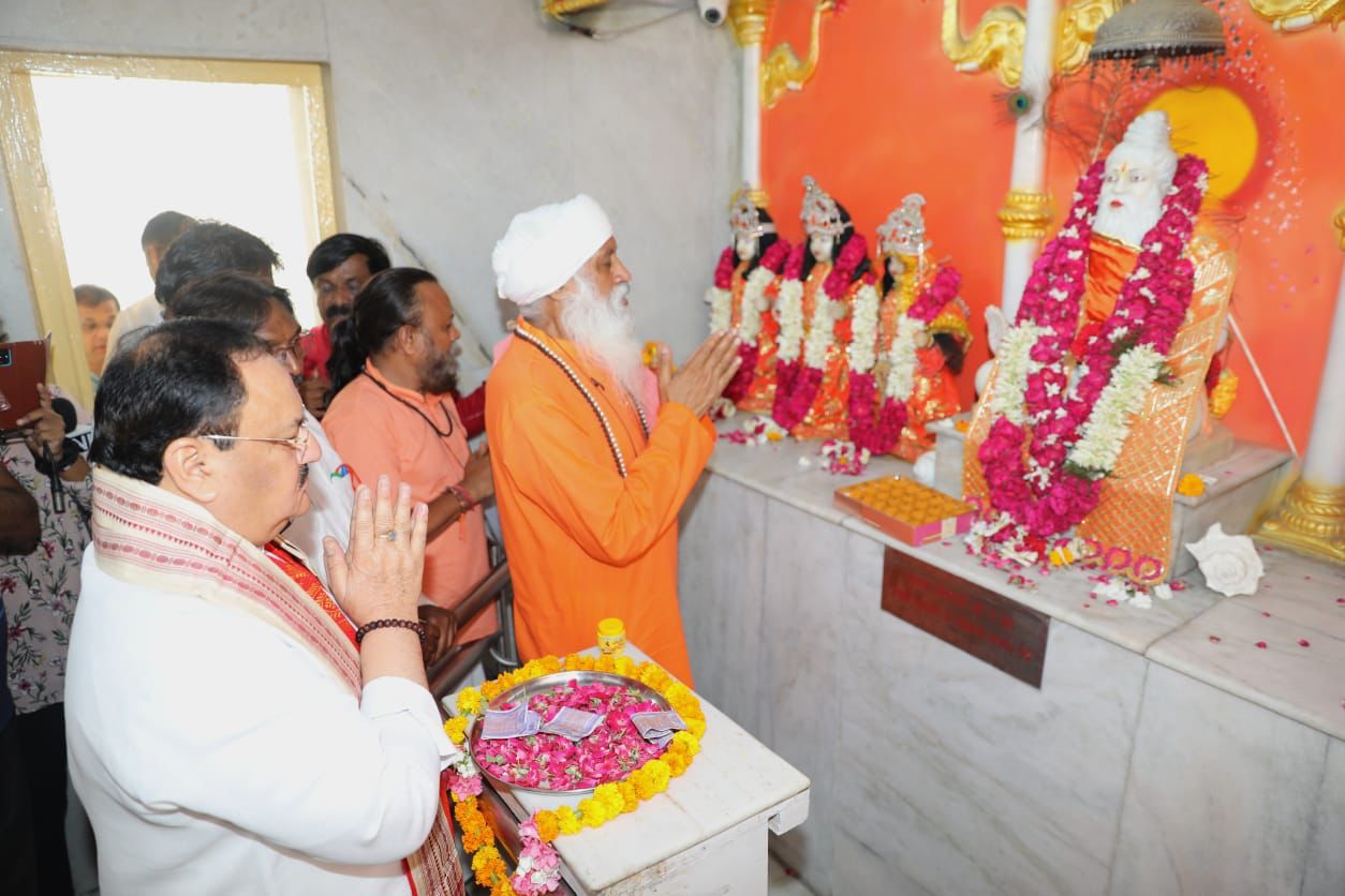 BJP National President Shri J.P. Nadda offered prayers at Valmiki Mandir in New Delhi on the occasion of Guru Purnima