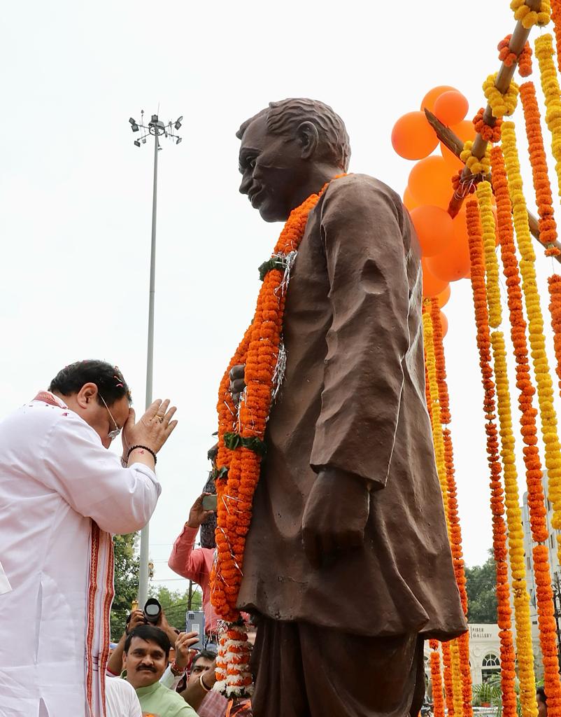 Hon'ble BJP National President Shri J.P. Nadda garlanding statue of Pt Deendayal Upadhyay ji in Raipur (Chhattisgarh)